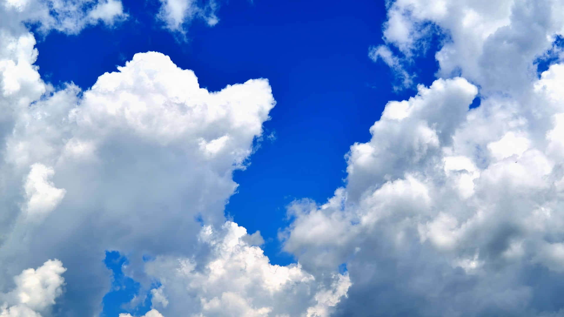 Volatesopra Le Nuvole Con Uno Splendido Sfondo 4k. Sfondo