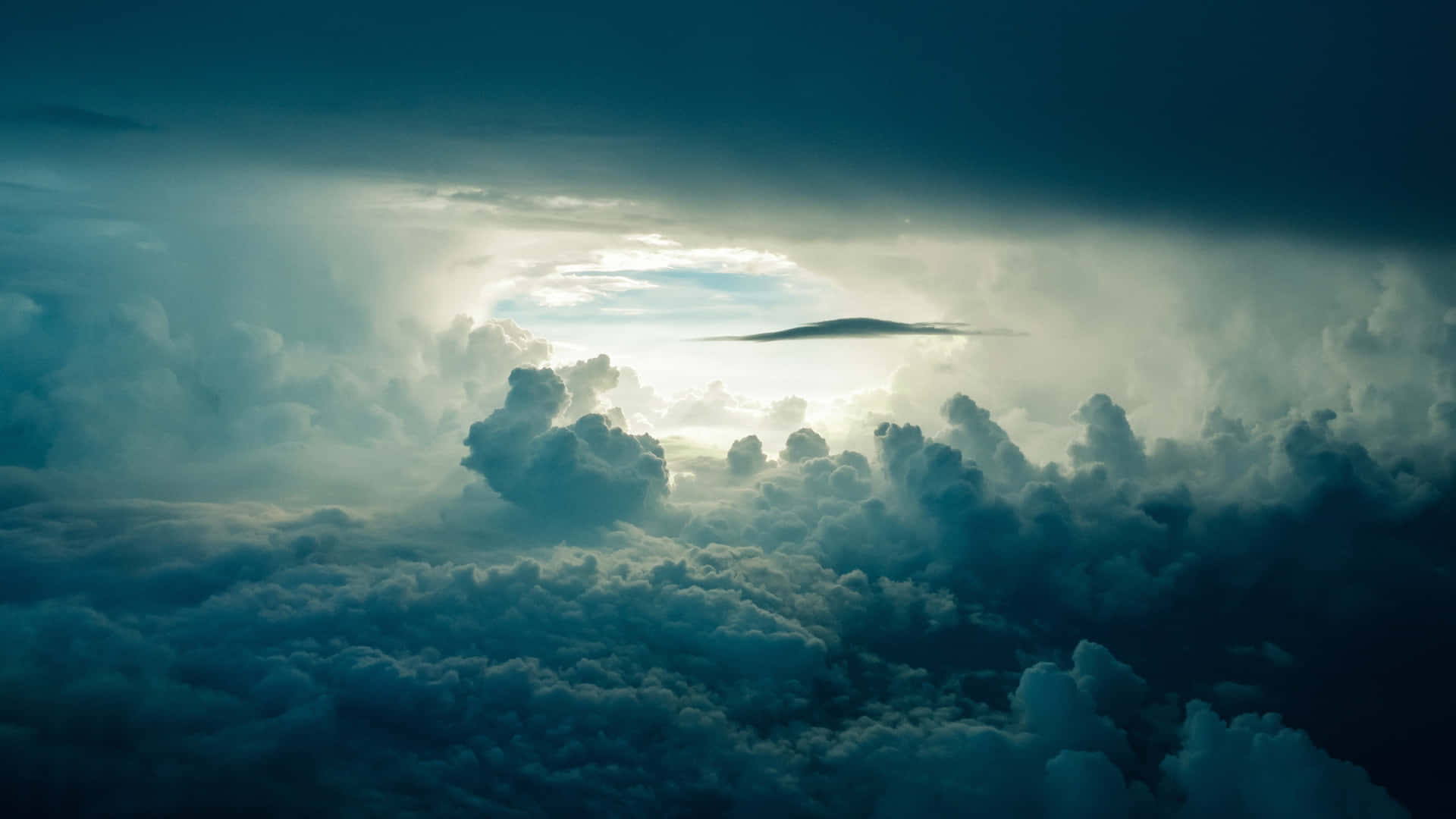 Disfrutade La Cautivadora Vista De Un Atardecer Soñador Con Nubes Cerca De Una Cadena Montañosa. Fondo de pantalla
