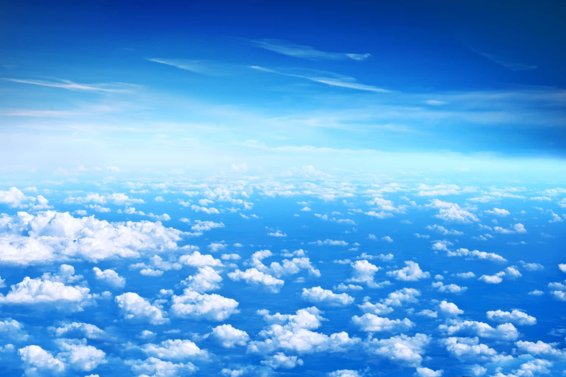 Unamanecer Sobre Un Hermoso Mar Azul De Nubes Fondo de pantalla