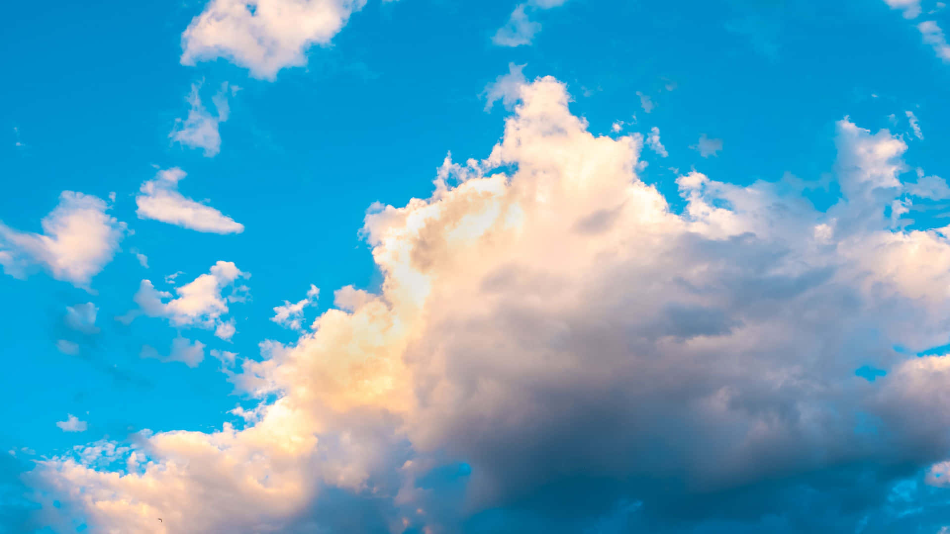 Nuvole4k - Vista Spettacolare Mozzafiato Del Cielo Di Una Sera. Sfondo