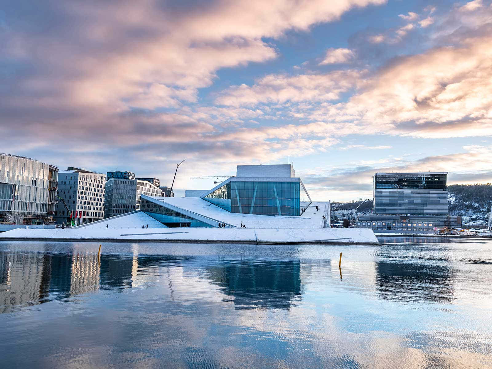 Nubessobre La Ópera De Oslo. Fondo de pantalla