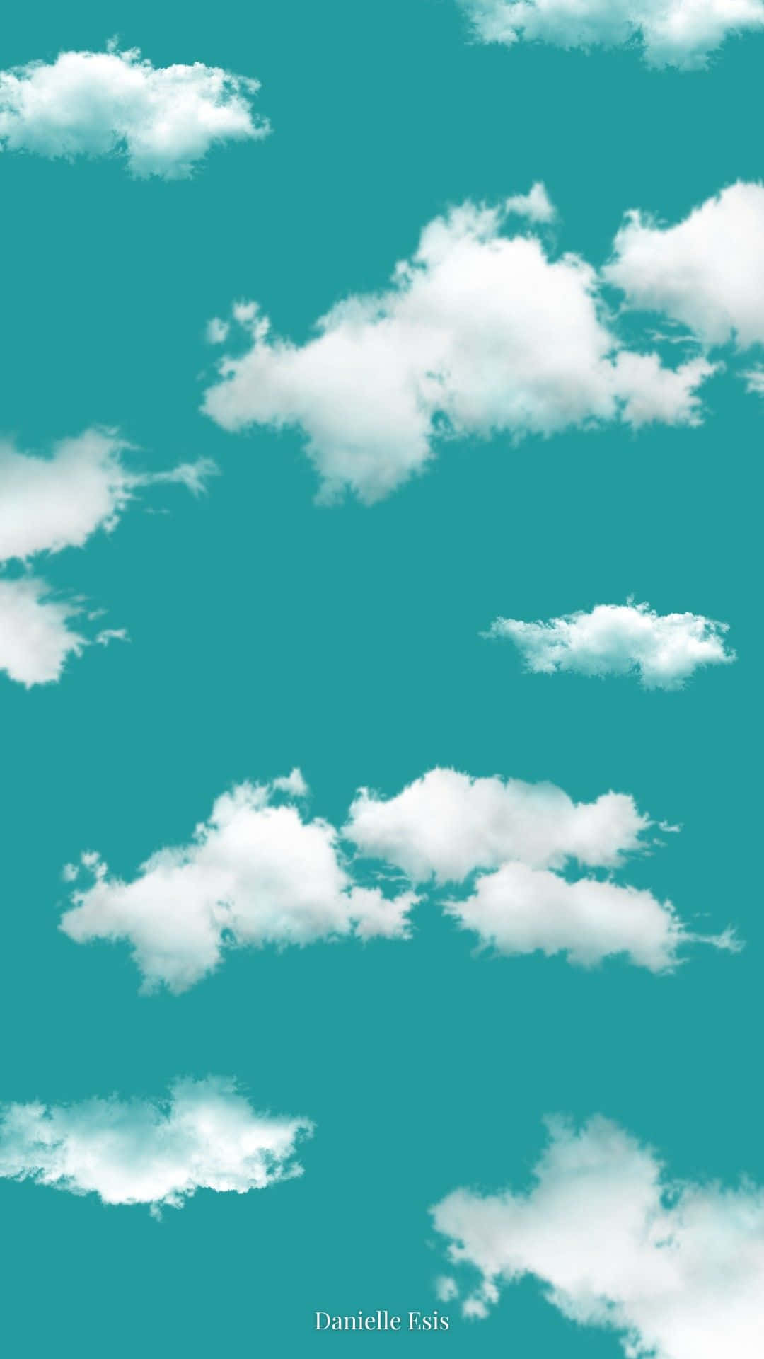 Hvide, puffede skyer og en blå himmel, der strækker sig helt til horisonten. Wallpaper