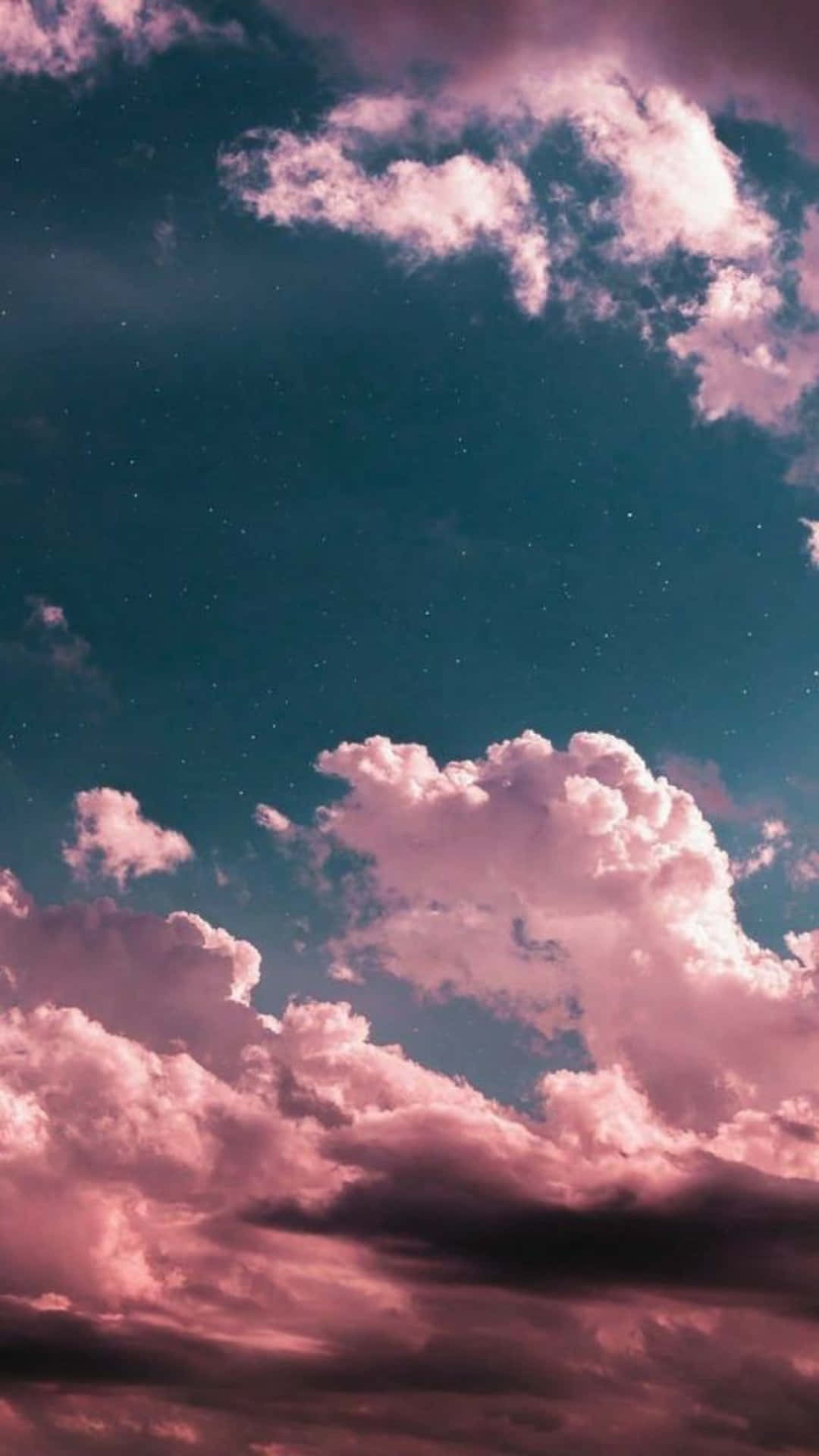 Unhermoso Amanecer Revela Los Hermosos Tonos Rosados, Púrpuras Y Azules En Las Nubes. Fondo de pantalla