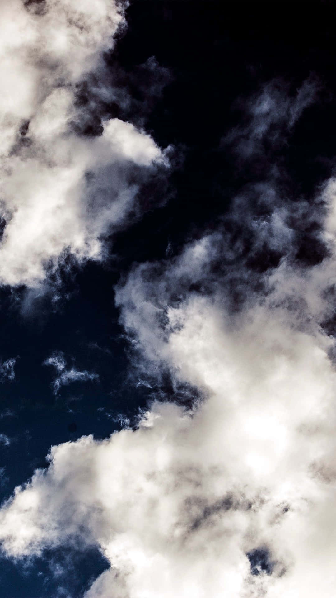 Nyd skønheden af et himmel fyldt med skyer med denne tapet. Wallpaper