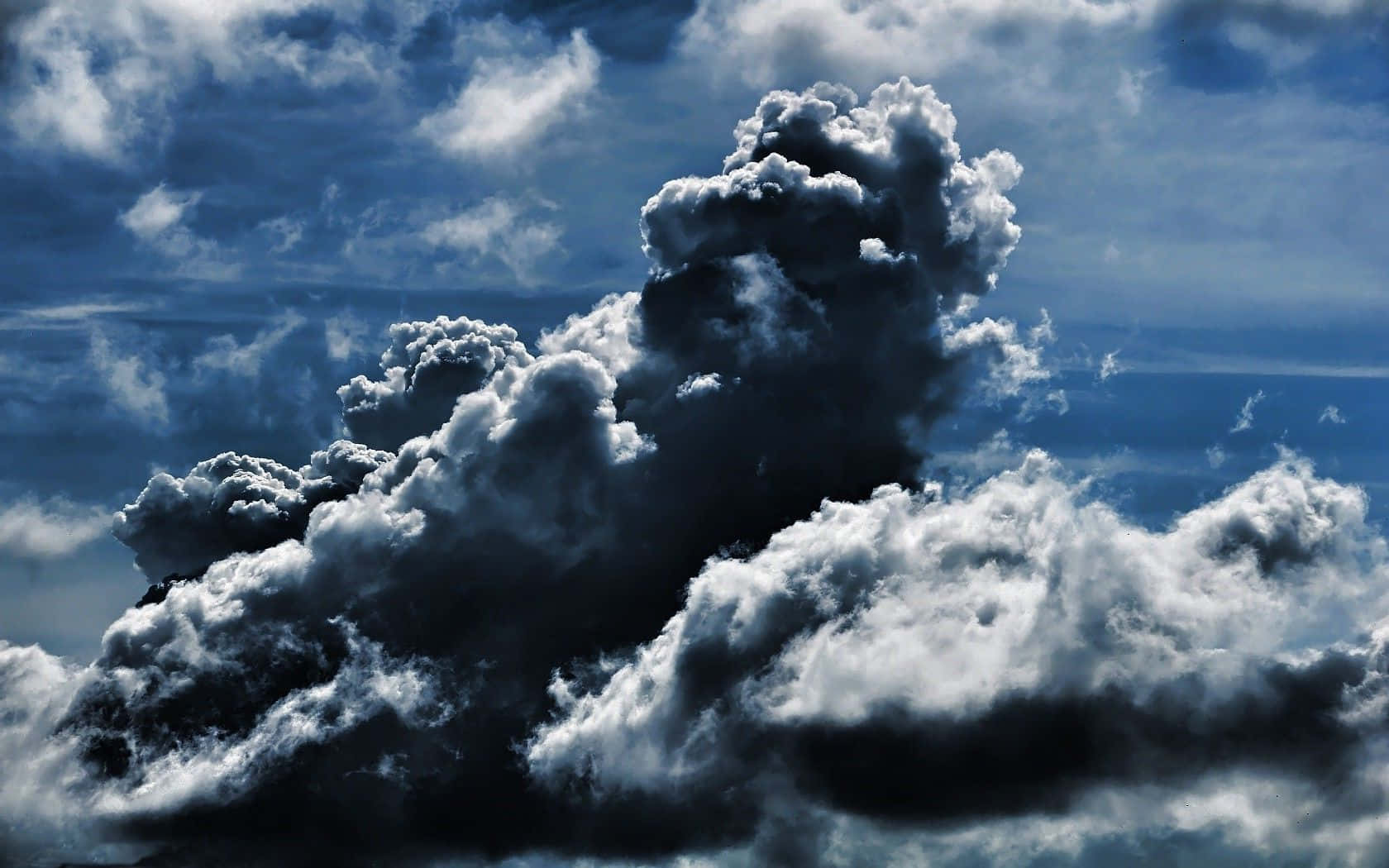 Baggrundmed Tykke Mørke Cumulonimbus-skyer.