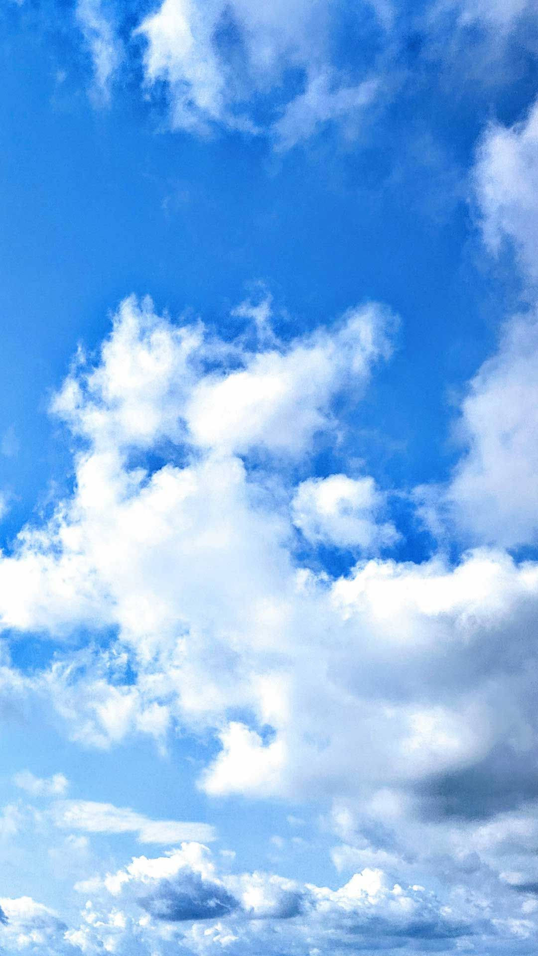 Einblauer Himmel Mit Weißen Wolken Wallpaper