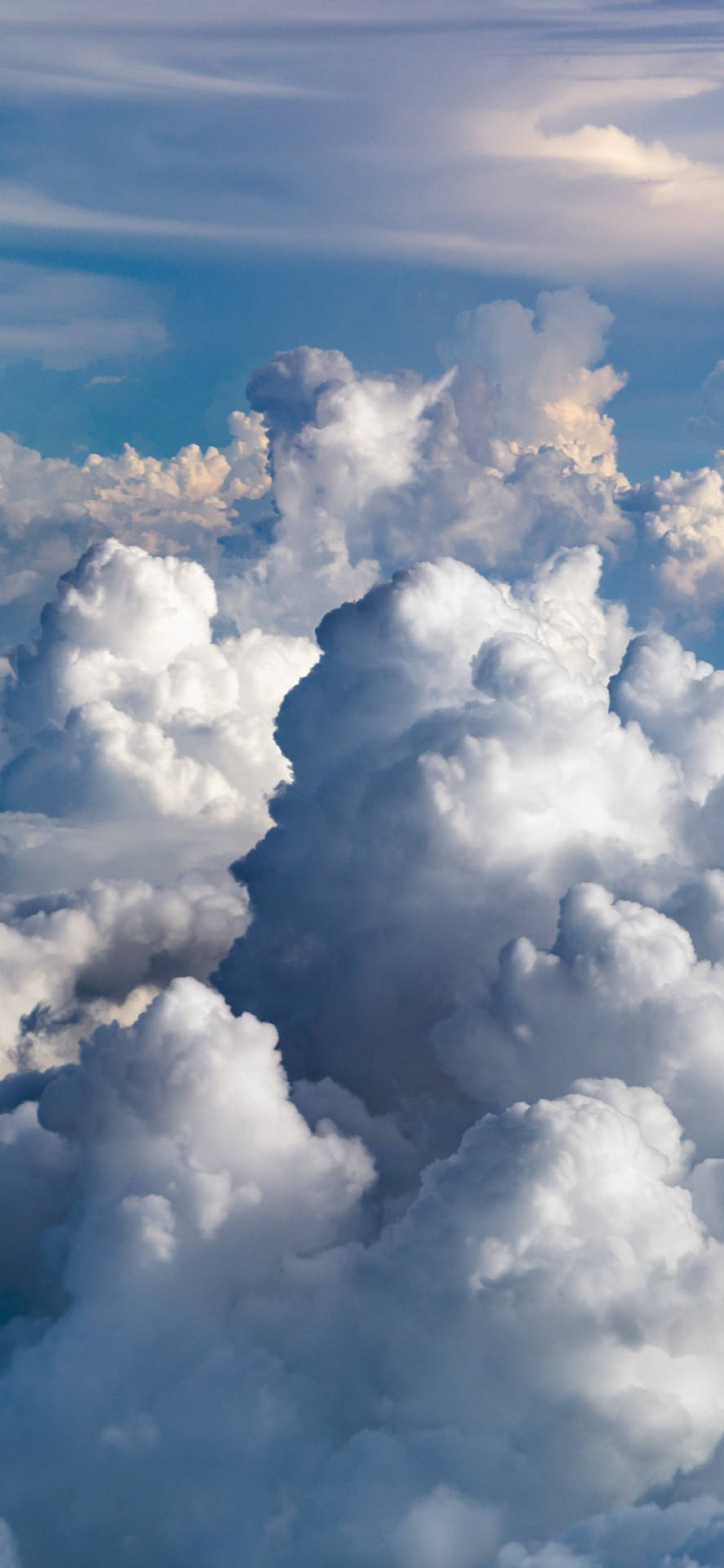 Umavião Voando Sobre Um Céu Nublado. Papel de Parede