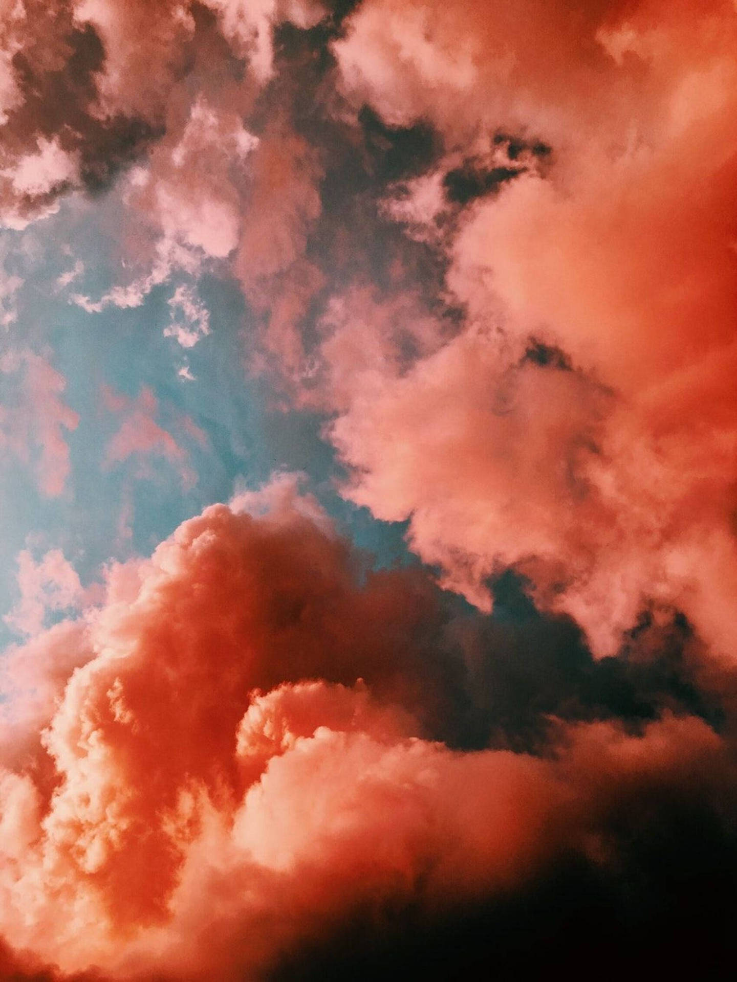 Uncielo Rosso E Blu Con Nuvole Sfondo