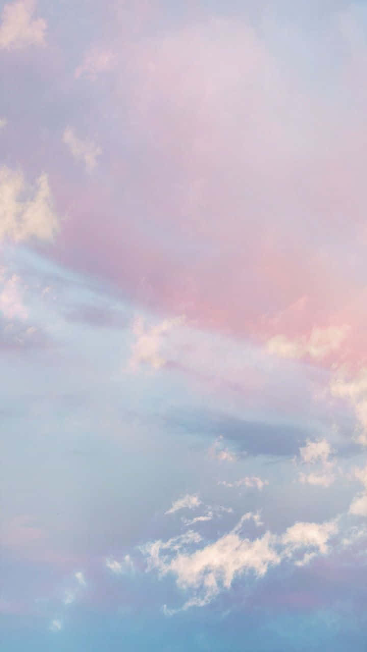 Formationenvon Lila-farbenen Wolken Gegen Einen Kontrastierenden Blauen Himmel