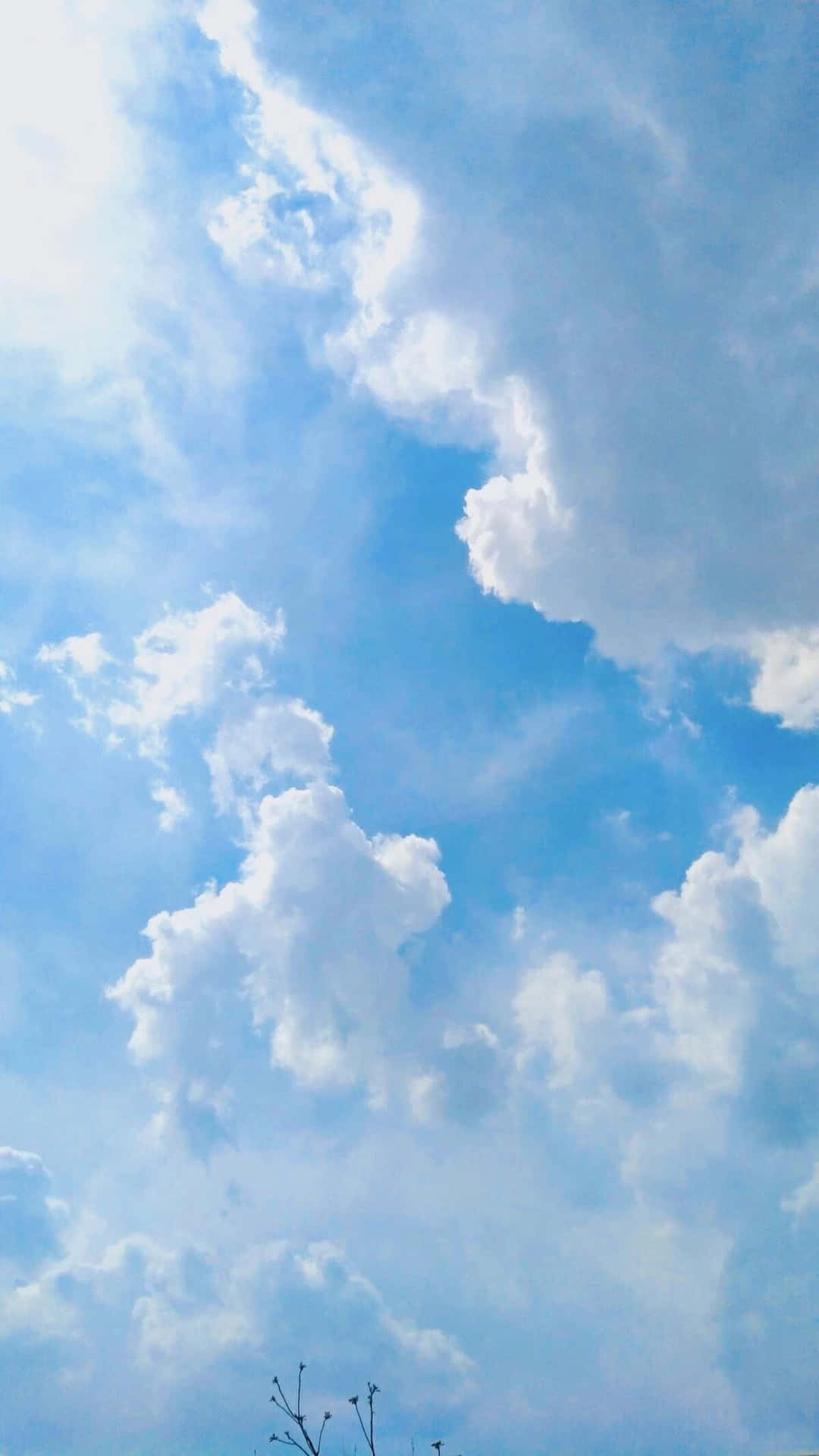 Laluz Del Sol Brillando A Través De Nubes Flotantes