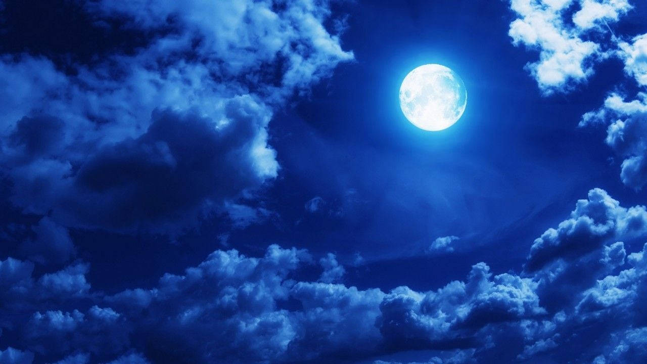 Nubesbajo La Hermosa Luna Fondo de pantalla