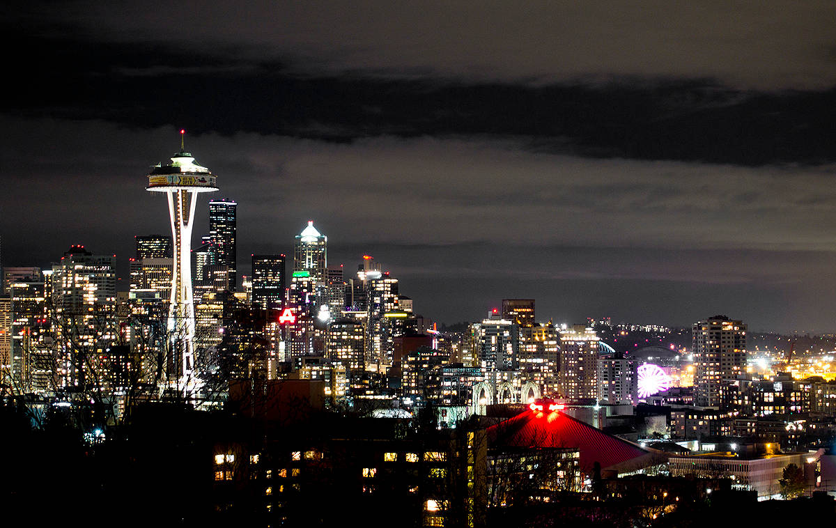 Nublado,oscuro, El Skyline De Seattle Desde El Space Needle En Washington. Fondo de pantalla