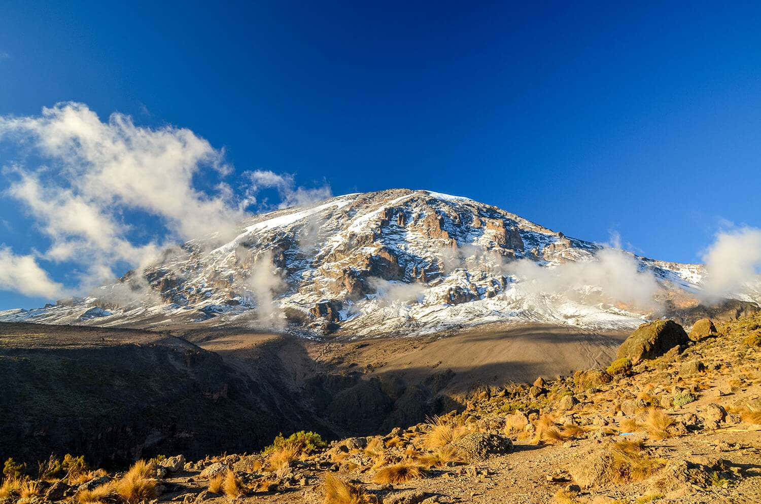 Nuvenssobre O Monte Kilimanjaro. Papel de Parede