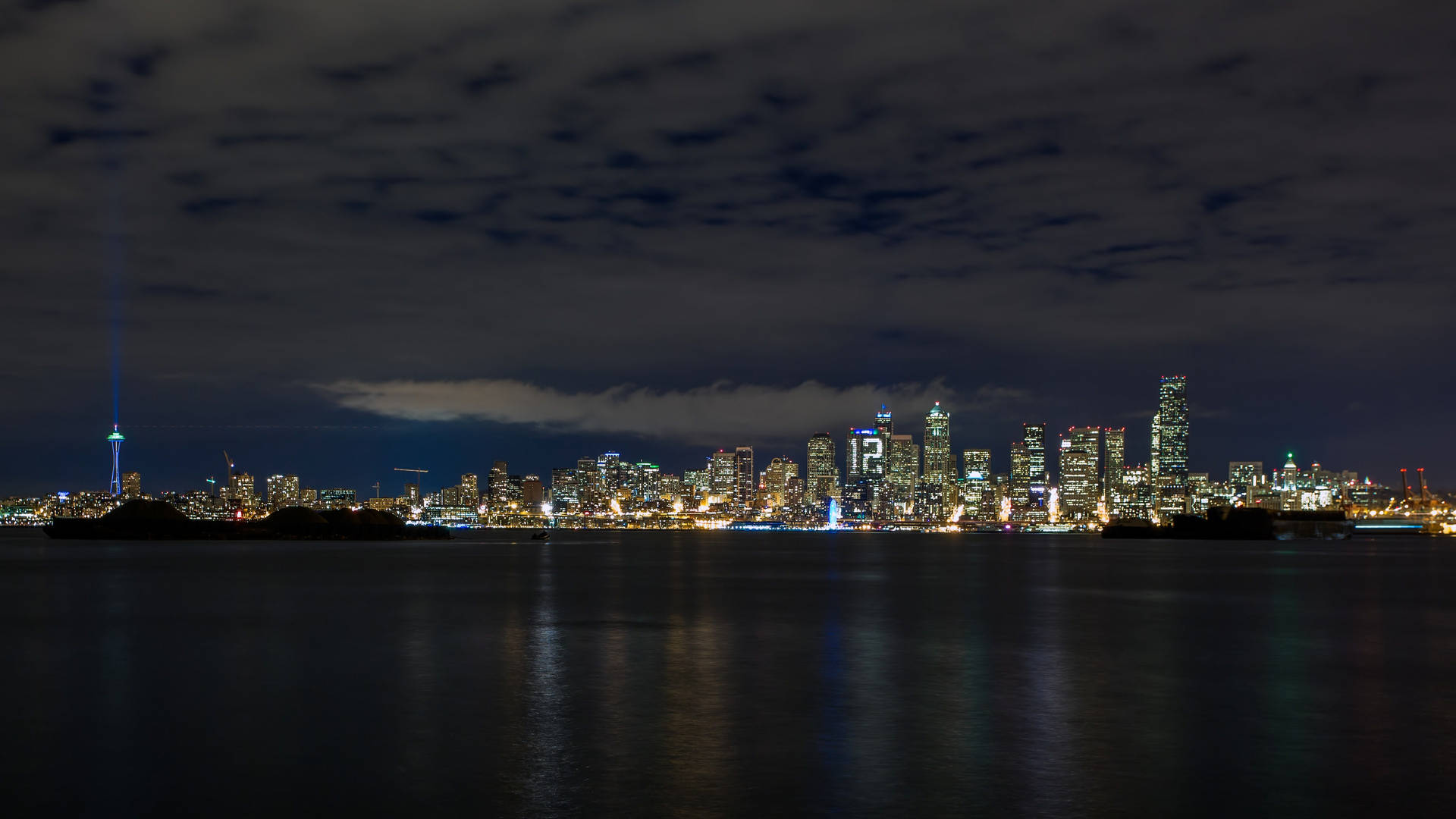 Cielonublado De Noche Con El Horizonte De La Ciudad De Seattle. Fondo de pantalla