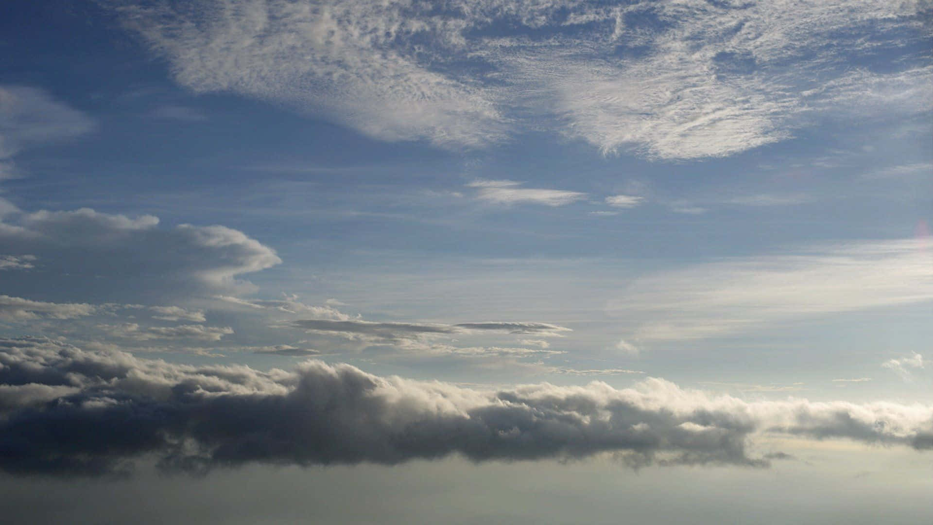 Uncielo Mattutino Nuvoloso Riempie L'orizzonte