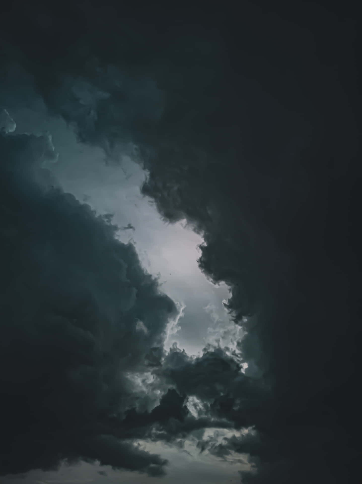 Uncielo Scuro E Nuvoloso Sopra Di Noi Crea Un'atmosfera Misteriosa