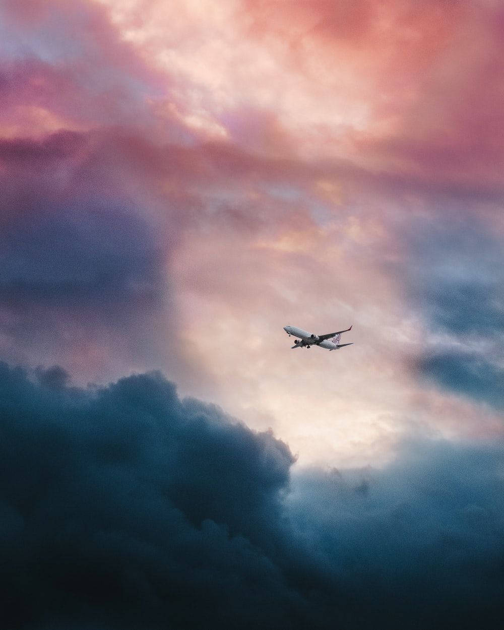Wallpapermolnig Himmel Med Flygplan Android-bakgrundsbild. Wallpaper
