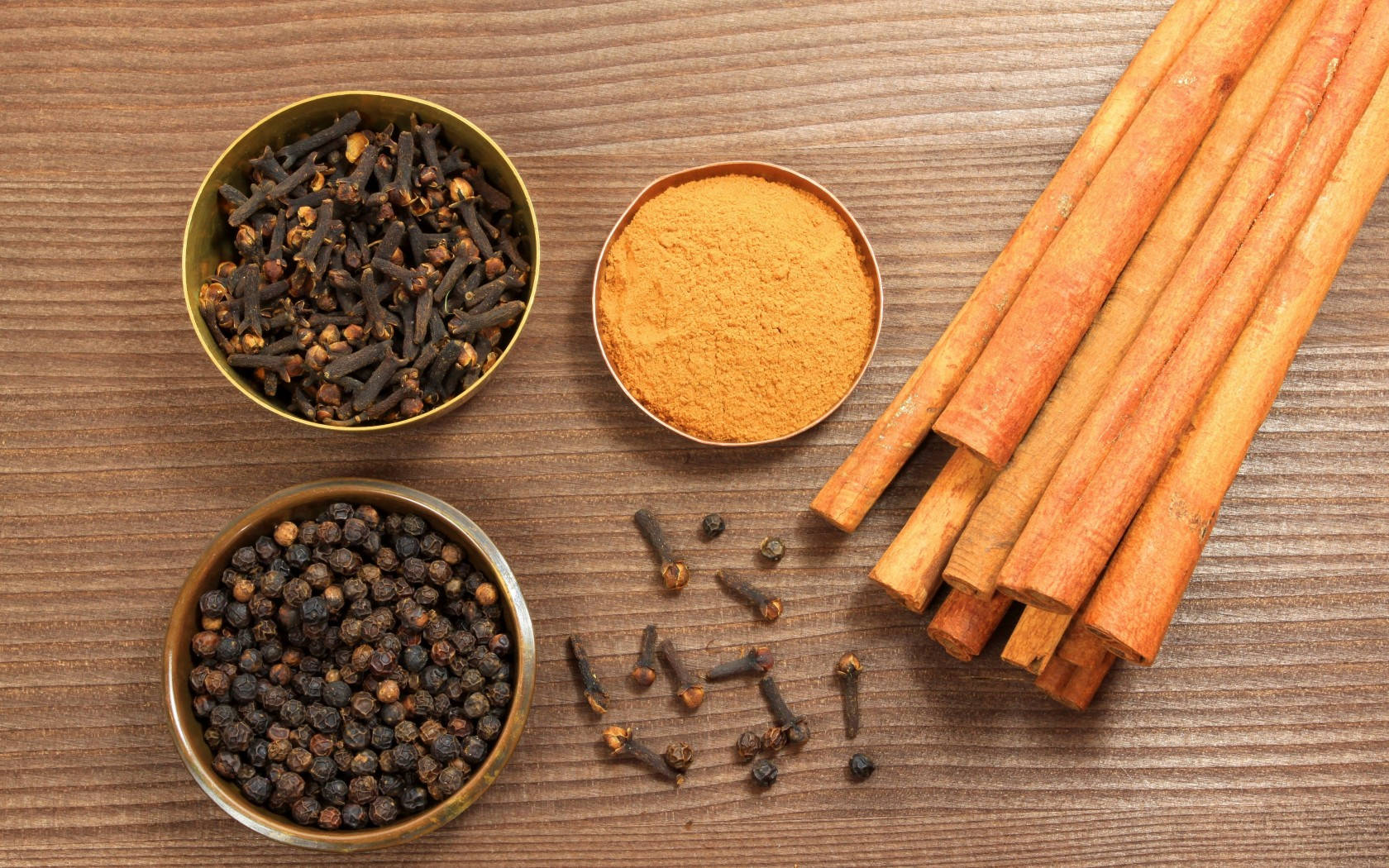 Krydderier som nelliker, sort peber, gurkemeje og kanel skaber en varm følelse. Wallpaper