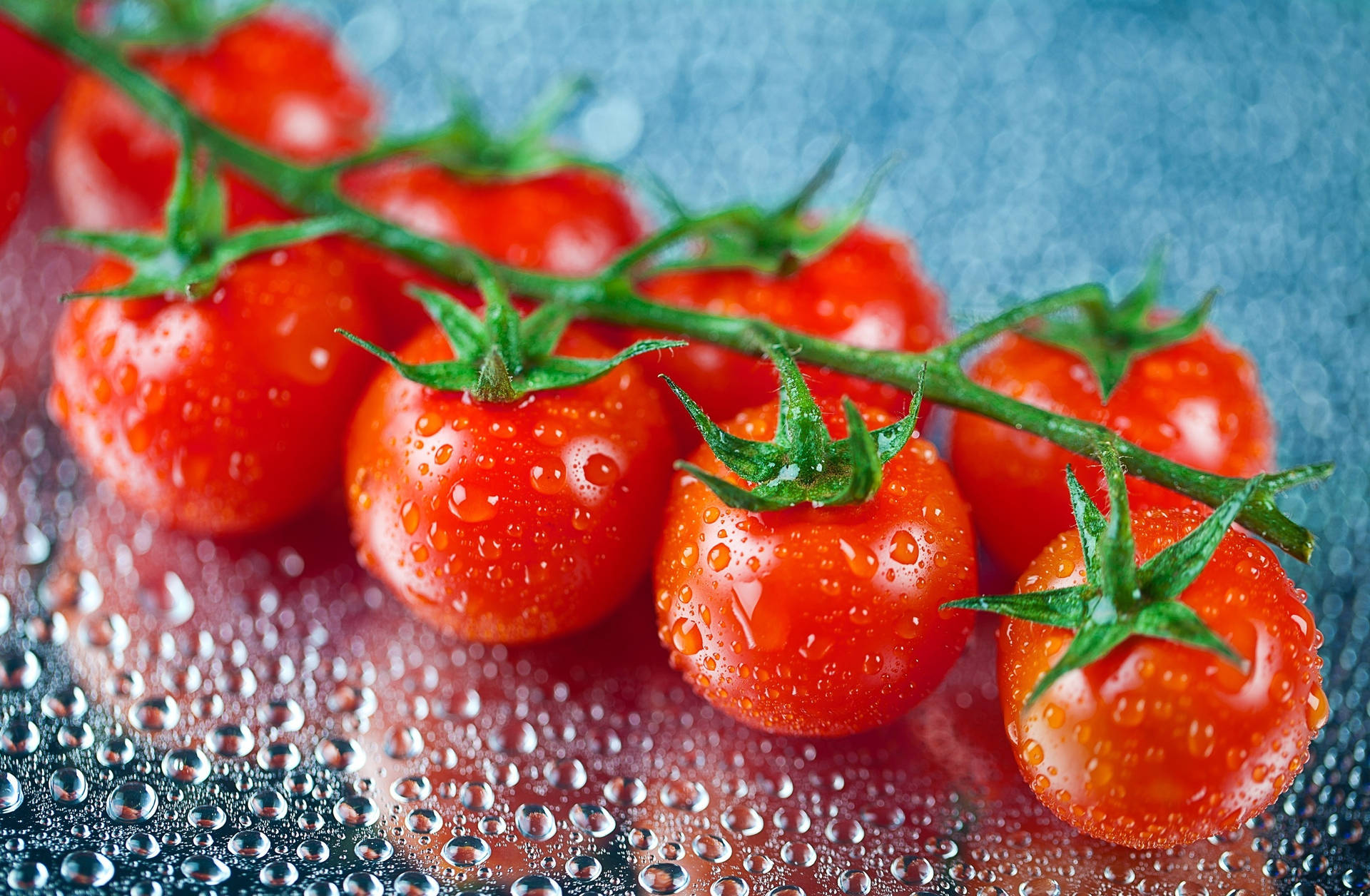 Gruppierterote Kirsch-tomatenfrüchte Wallpaper