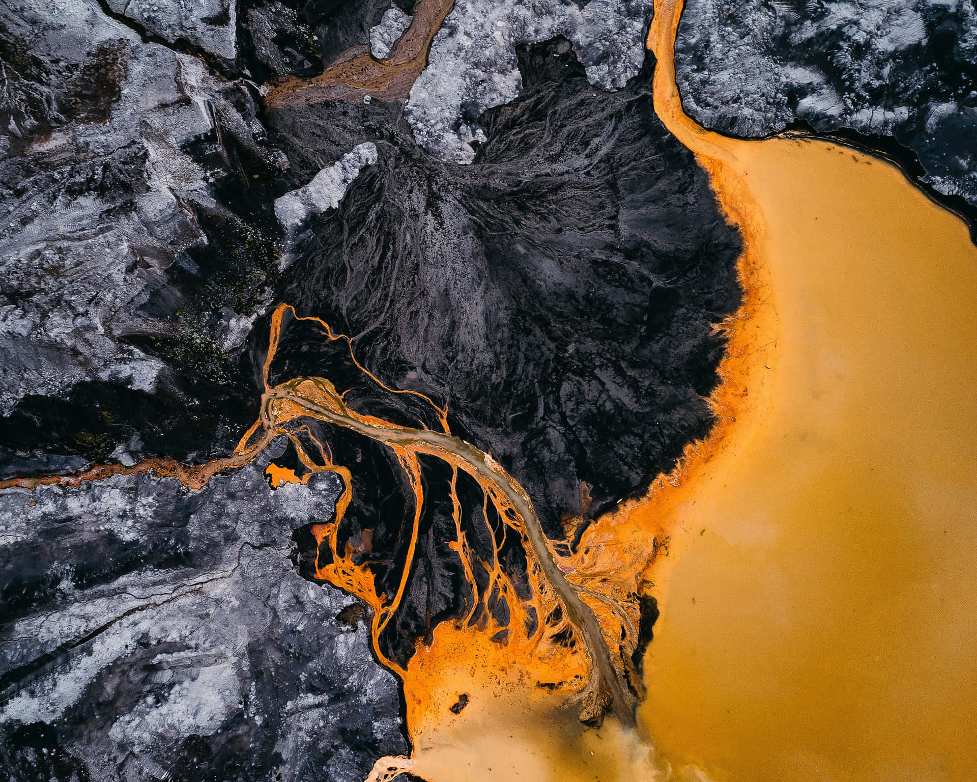 Unrío Amarillo Fluyendo A Través De Una Montaña