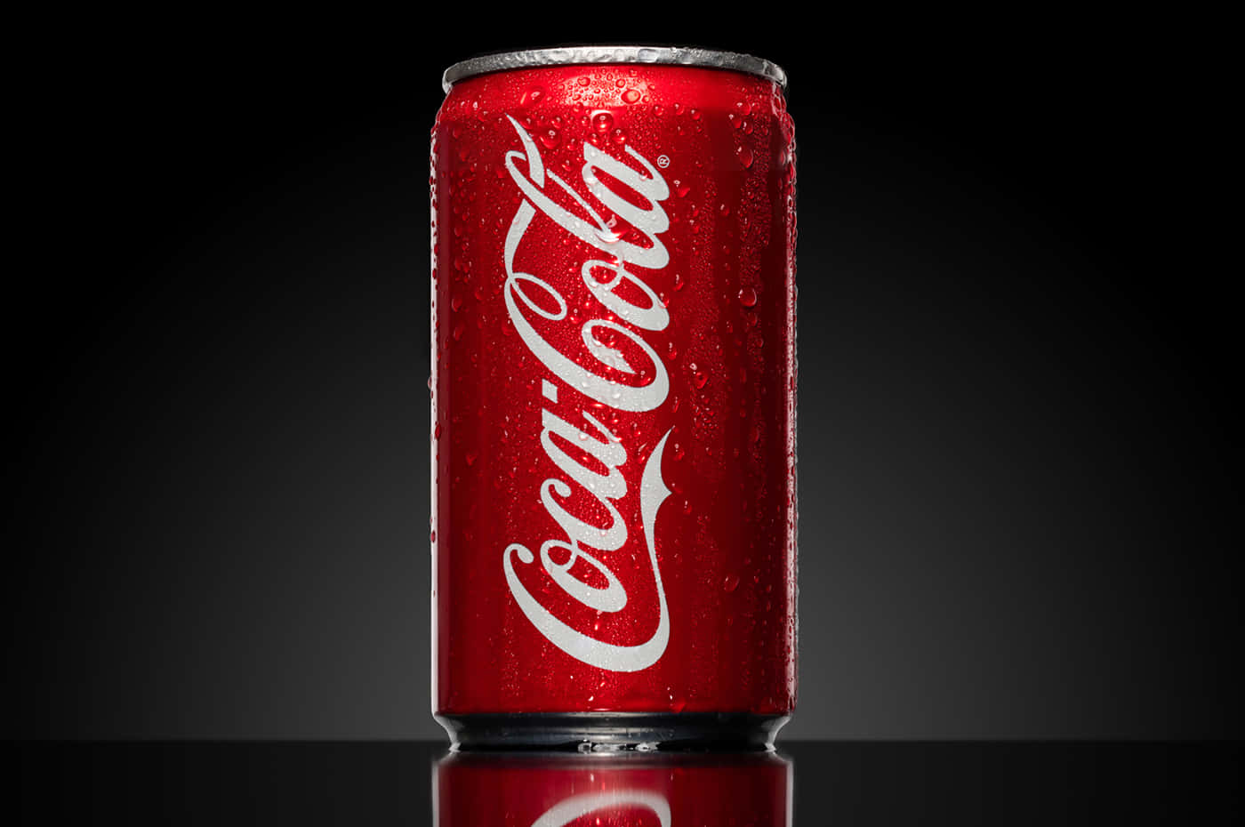 Rinfrescantebicchiere Di Coca-cola Su Uno Sfondo Vivace.