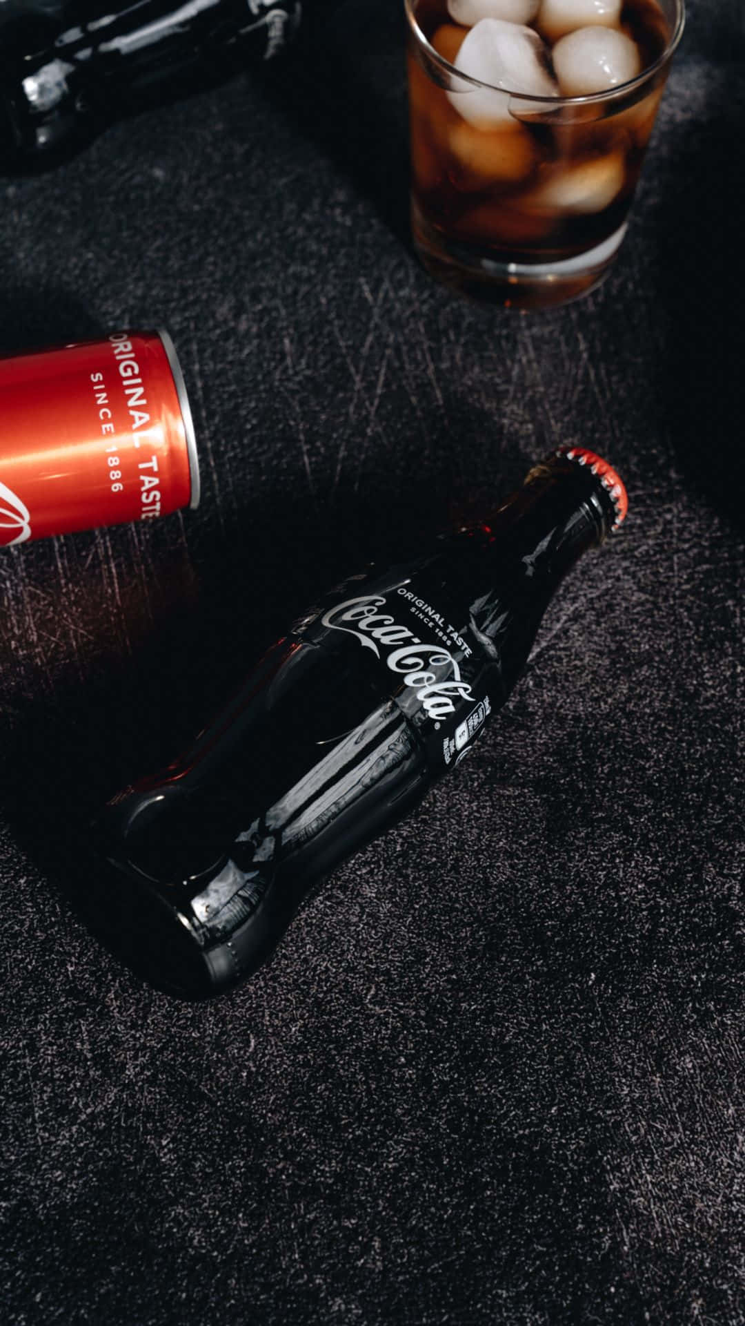 Botellade Coca Cola En Una Mesa Con Hielo Y Un Vaso