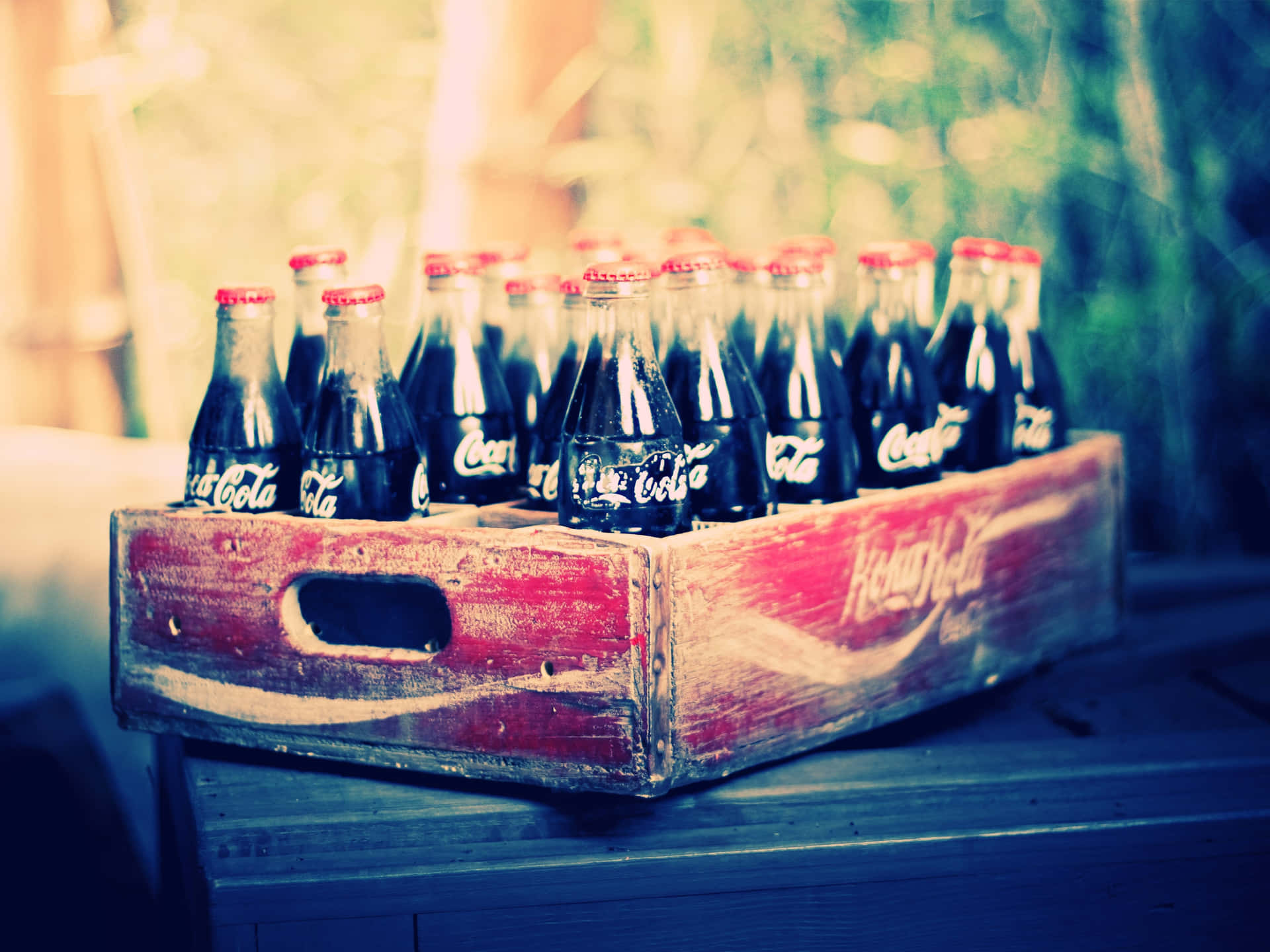 Unacaja De Madera Con Botellas De Coca-cola