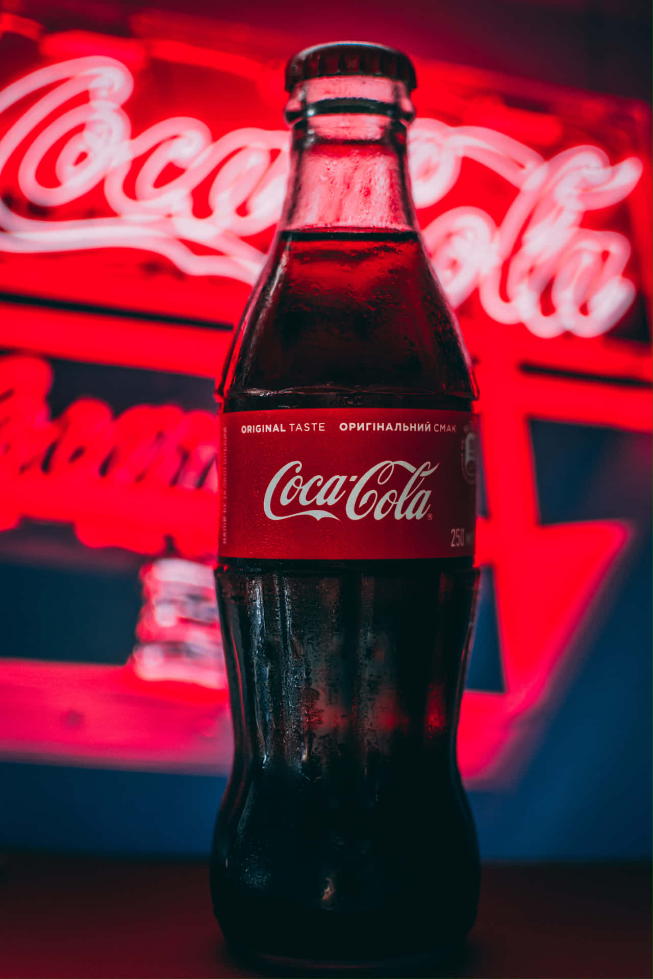 Encoca-cola-flaska Sitter På Ett Bord