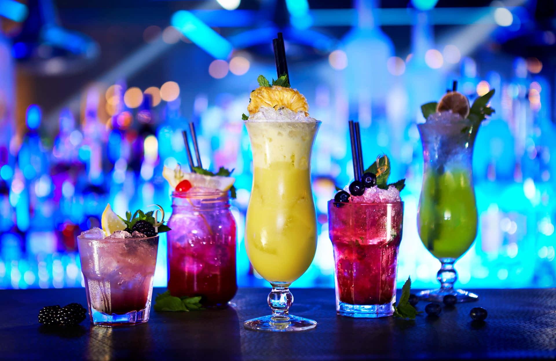 Cocktail Drikke på Blå Lyse Bar Wallpaper