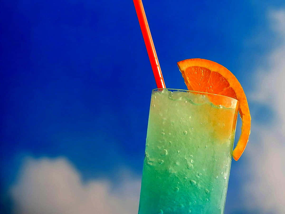Bebidasde Cóctel Con Naranja En Un Cielo Azul Fondo de pantalla