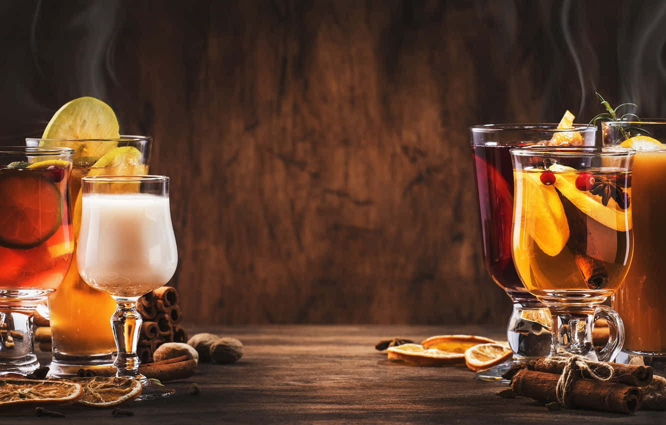Cocktail Drinks Med Røg På Træbord Wallpaper