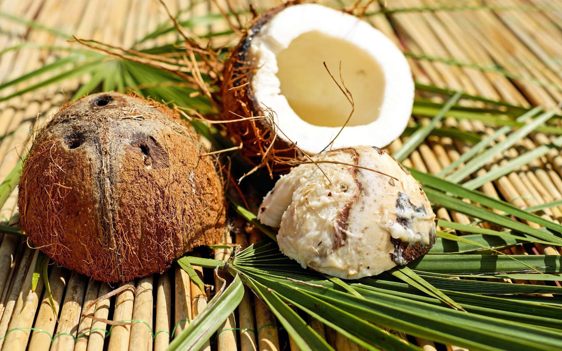 Kokosnødderog Blade På En Bambusmåtte