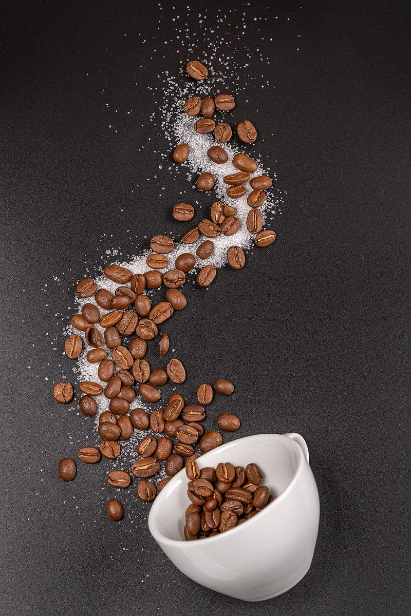 Kaffebønner og sukker i hvid skål Wallpaper