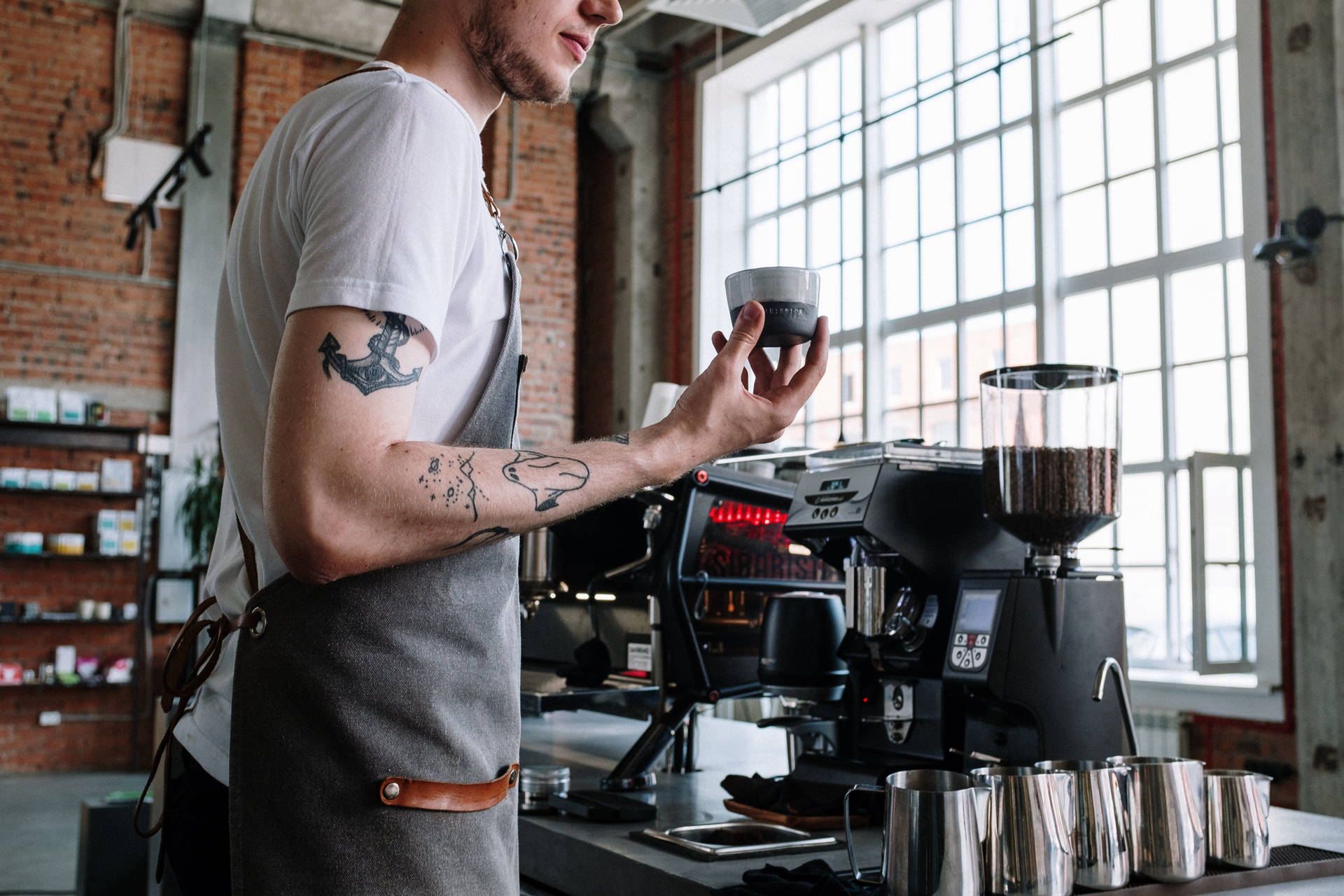 Kaffebutiksmedarbejder med tatoveringer Wallpaper