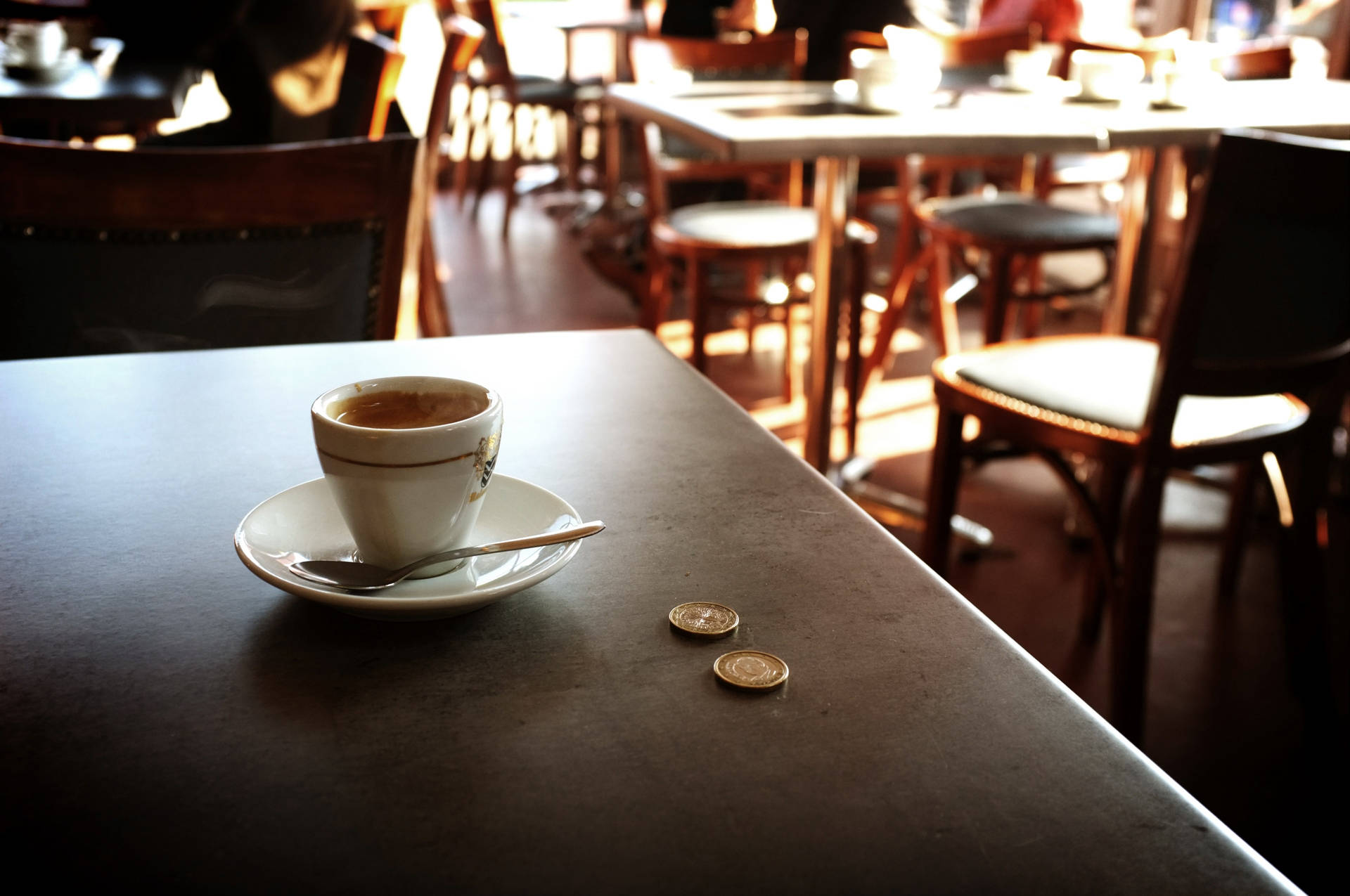 Münzenauf Dem Kaffeetisch In Einem Café Wallpaper