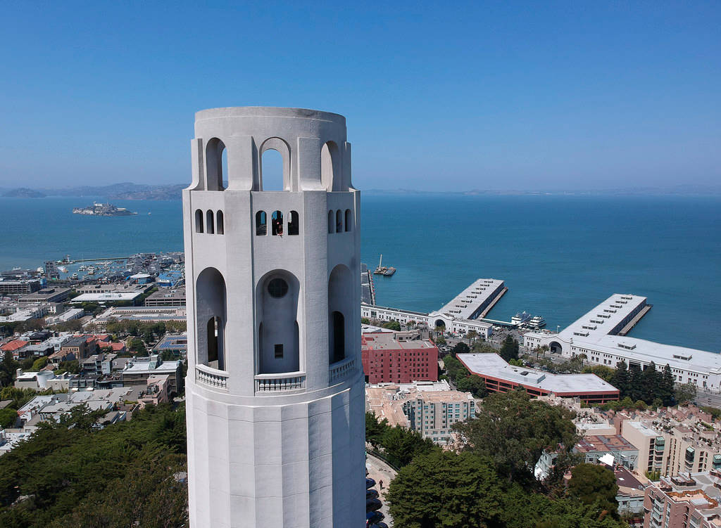 Disfrutade Las Impresionantes Vistas Desde La Torre Coit En San Francisco. Fondo de pantalla