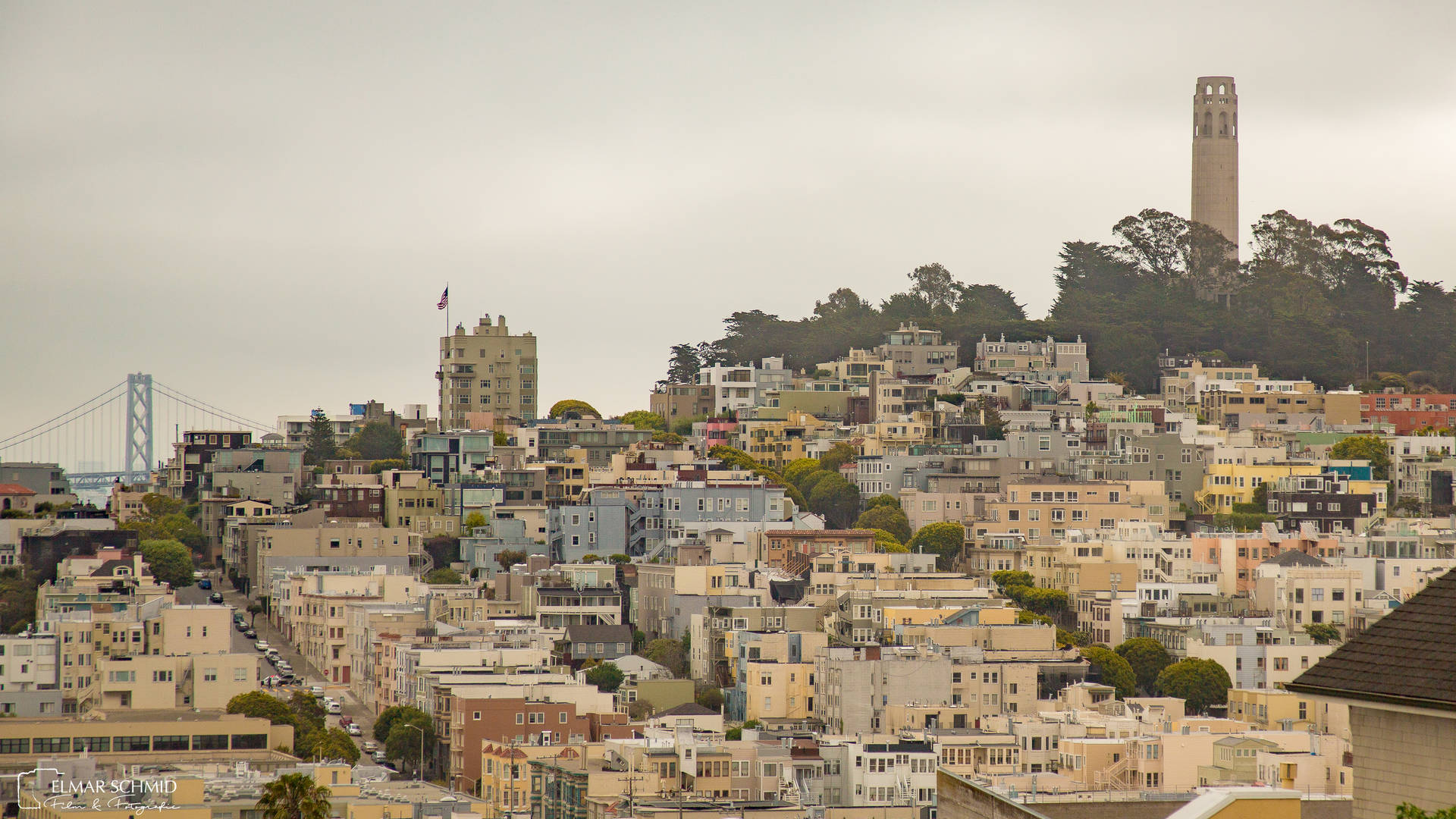 Enjoy the stunning views of the Coit Tower in the San Francisco skyline Wallpaper