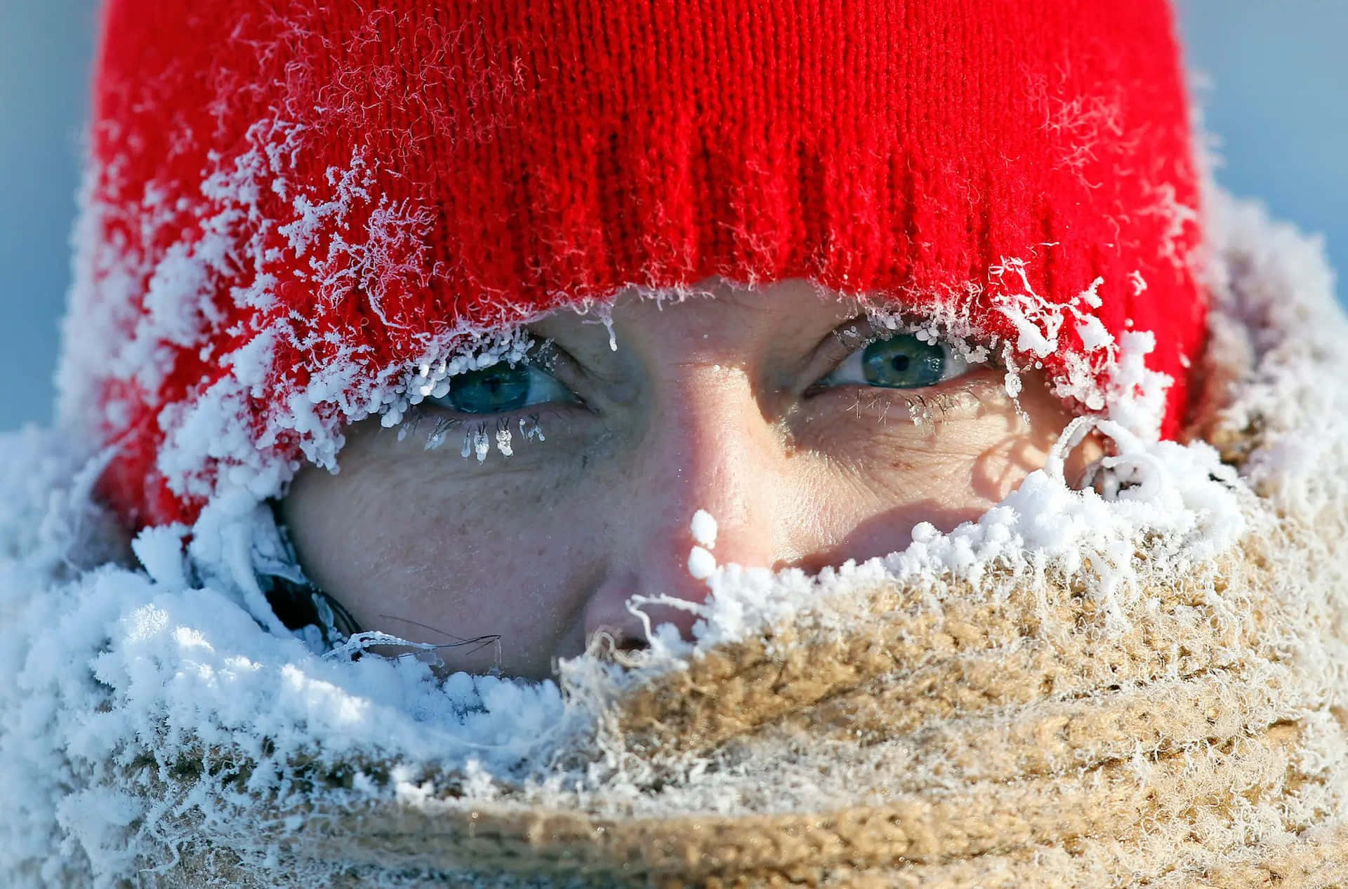 Enensom Figur Står Midt I Den Trøstesløse Vinter.