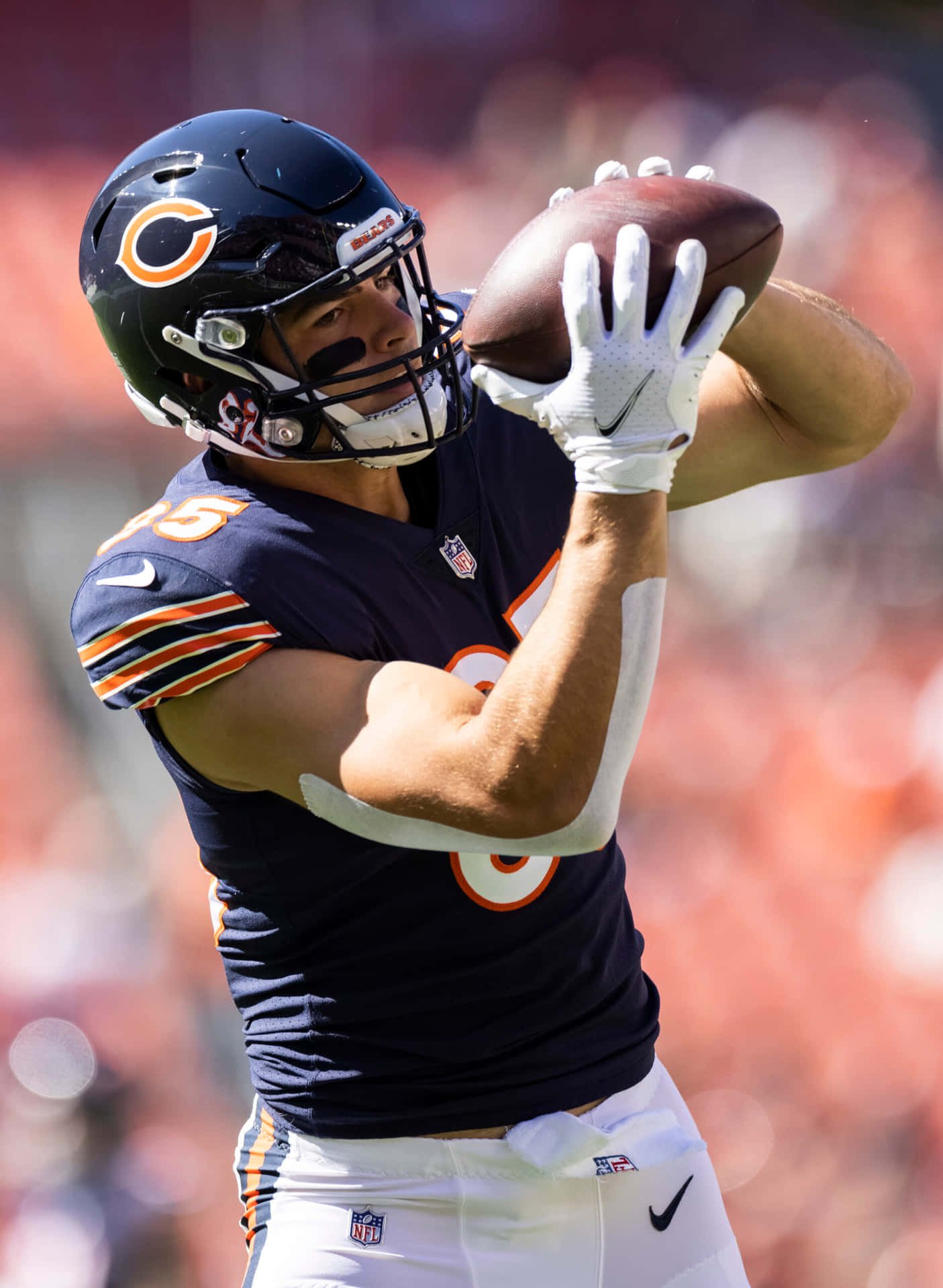 Cole Kmet Chicago Bears -joukkueen Pelaaja, Joka Nappaa Jalkapallon Taustakuva