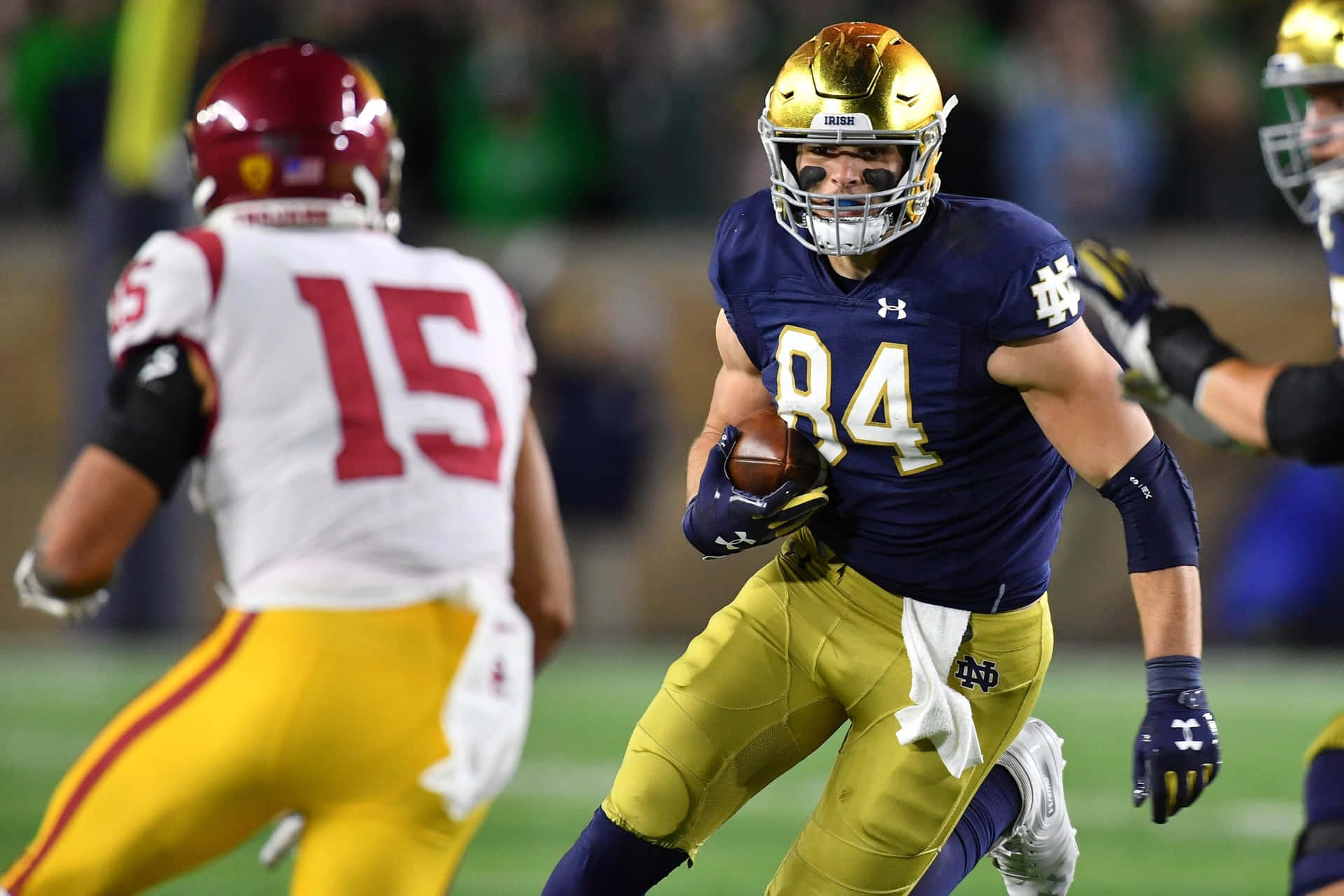 Cole Kmet Notre Dame Jalkapallo Toiminnassa Taustakuva