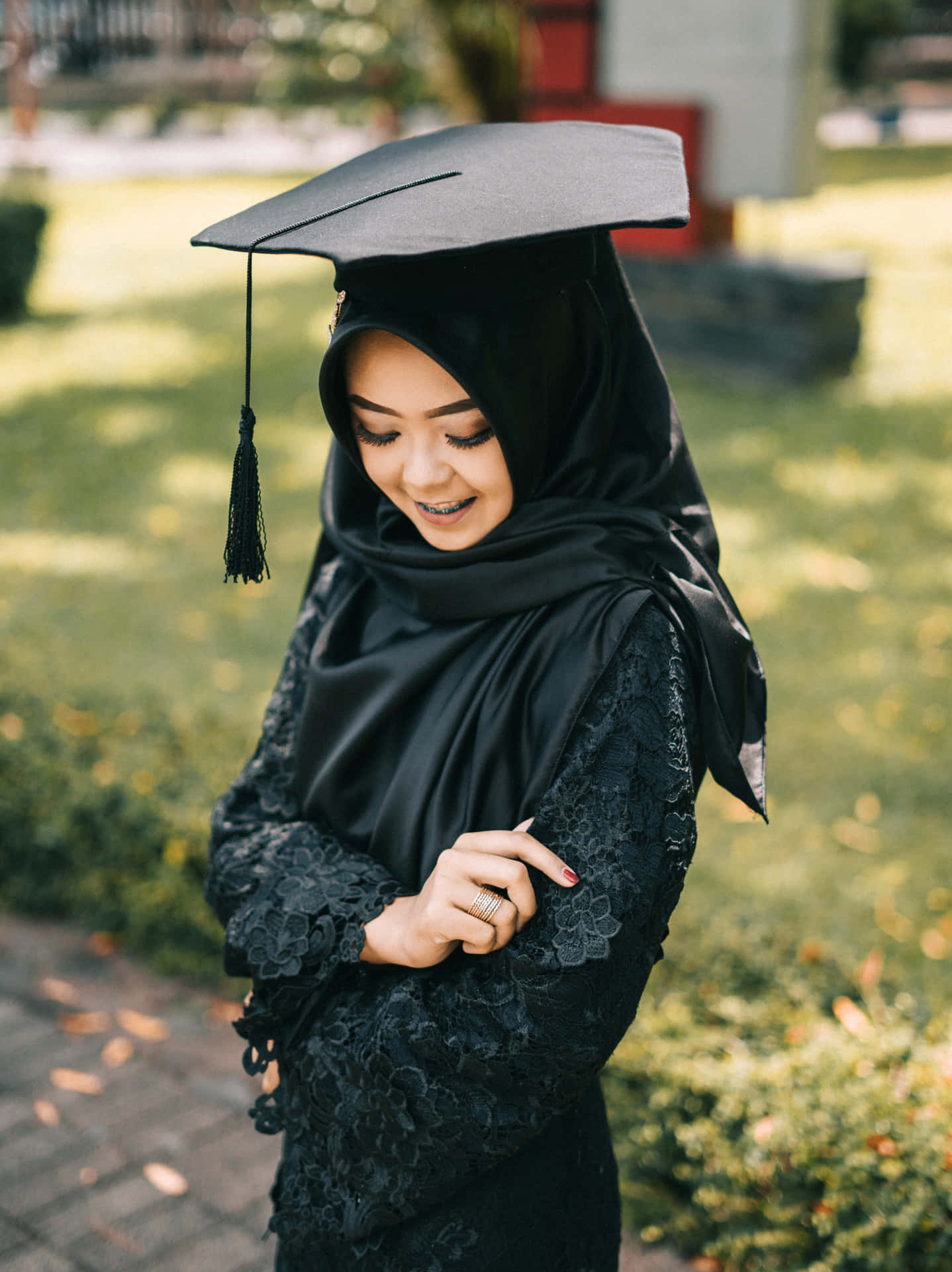 Unajoven Mujer Musulmana Vestida Con Una Toga De Graduación Negra