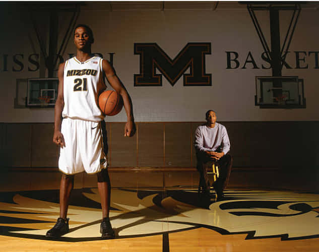 Retratode Jugadores De Baloncesto Universitario De La Universidad De Missouri. Fondo de pantalla