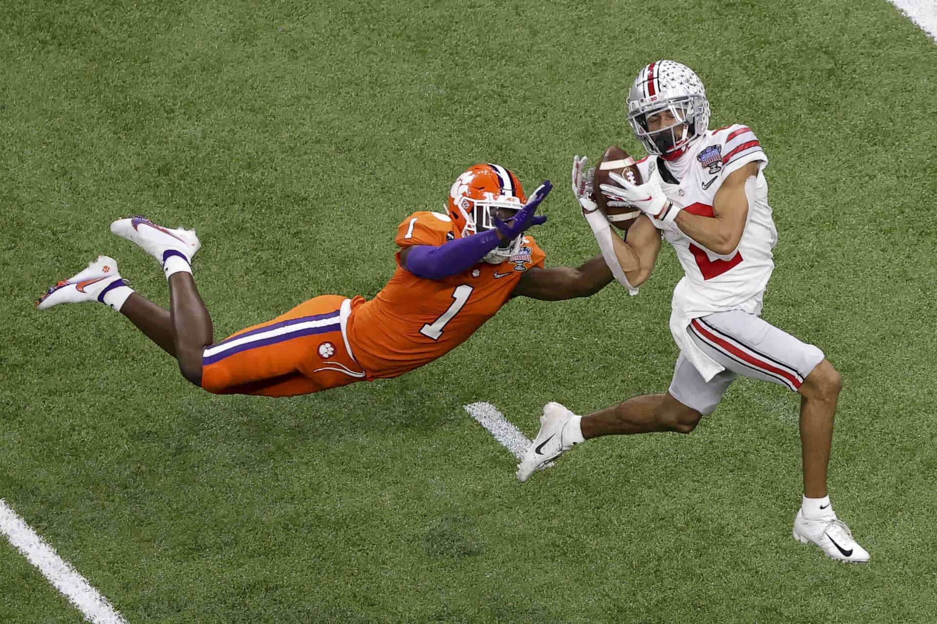 College Football Athletic Catch Attempt Wallpaper
