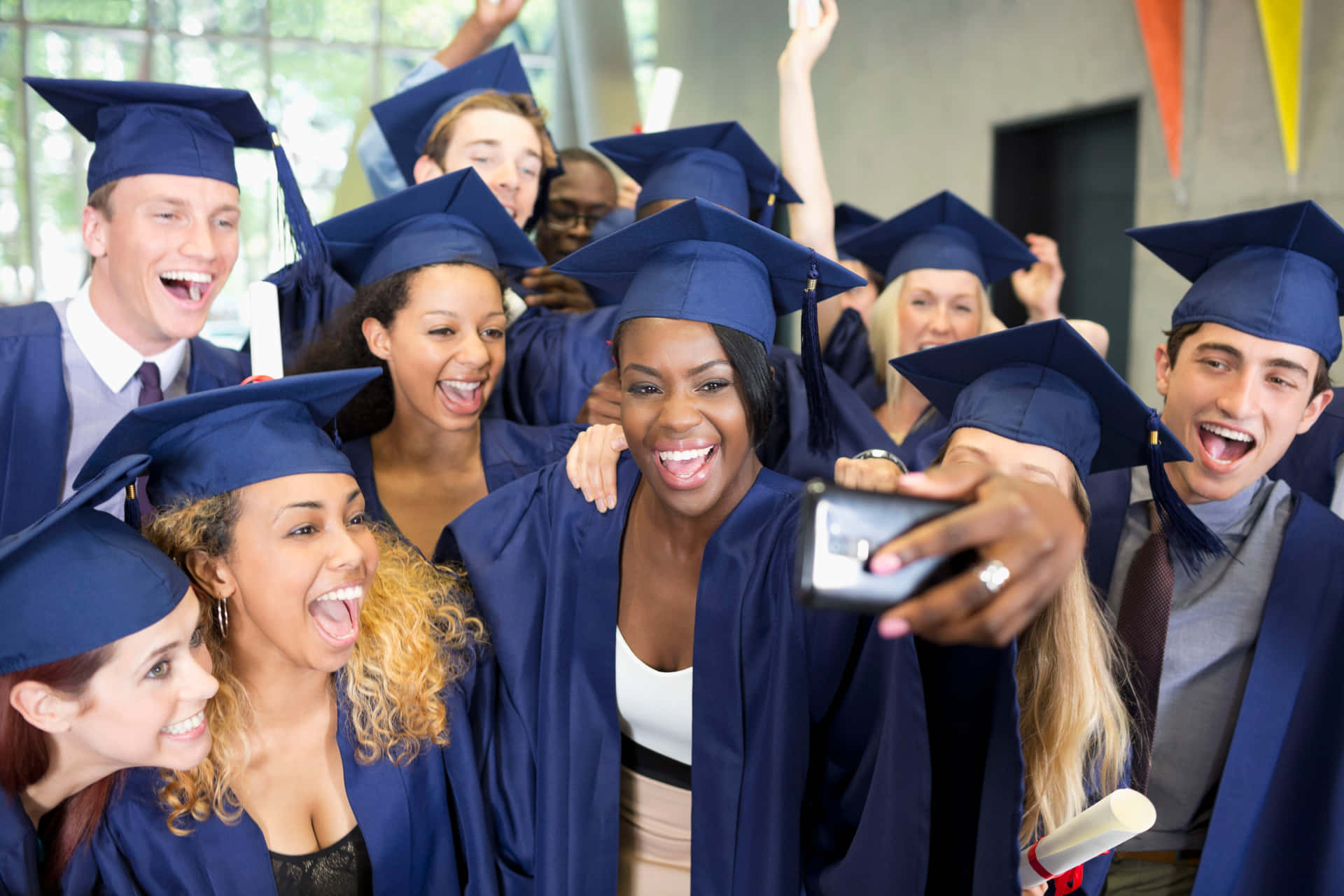 Studerende tage Groufie Store Smil College Graduation Billede