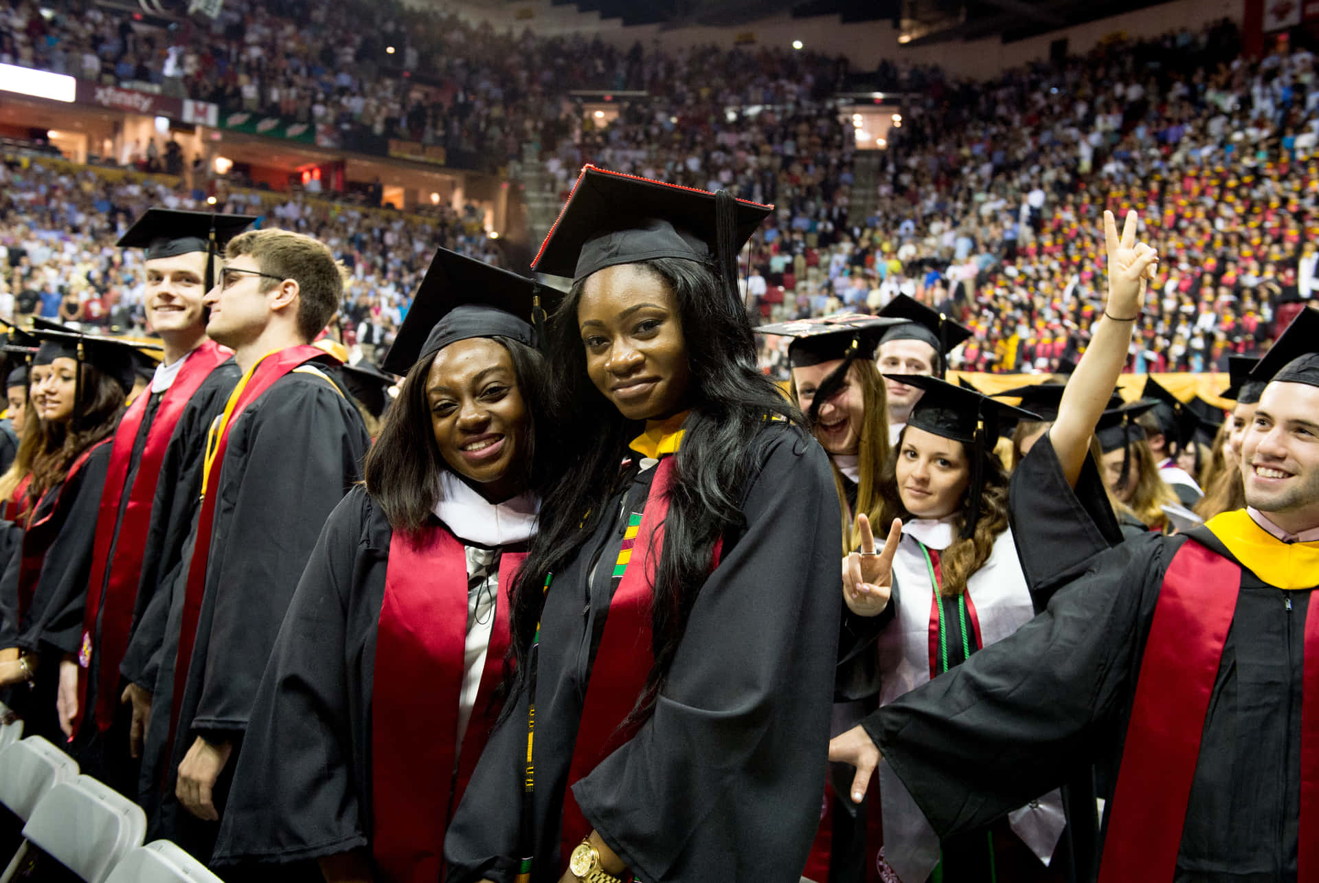 To kvinder college graduation billede