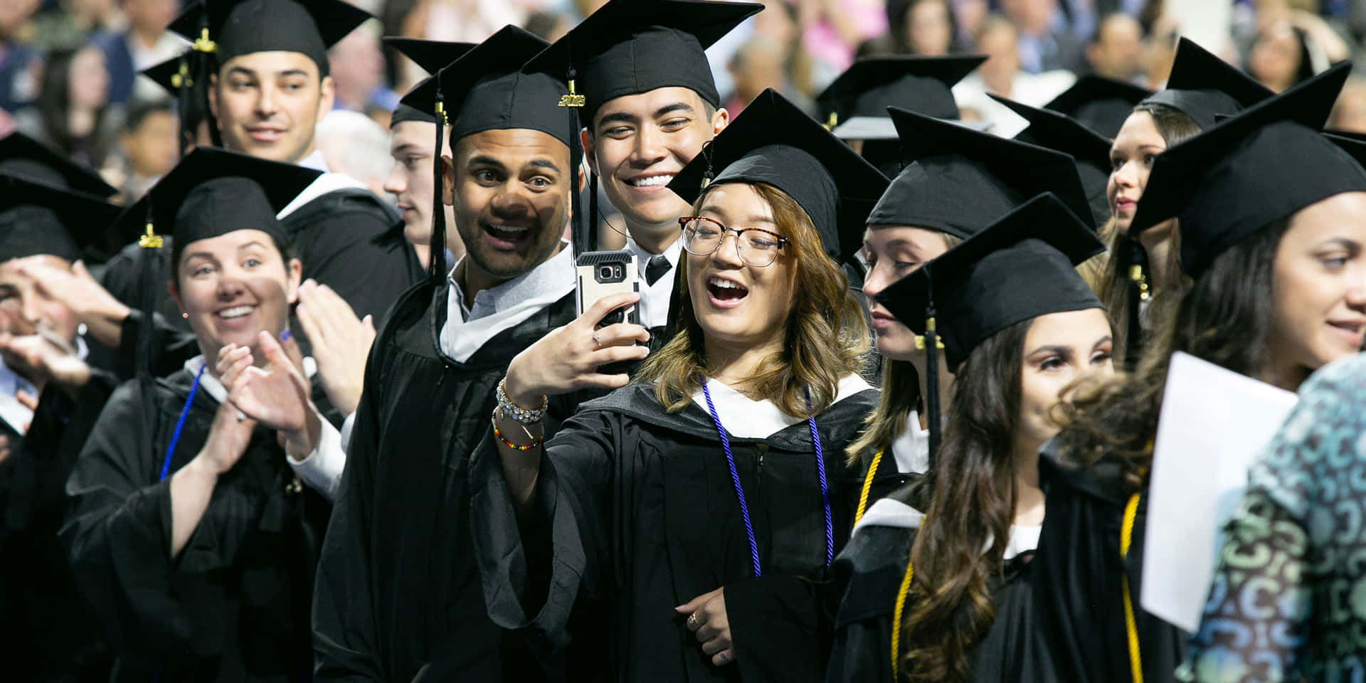Chicatomándose Una Foto De Grupo En Su Graduación Universitaria.