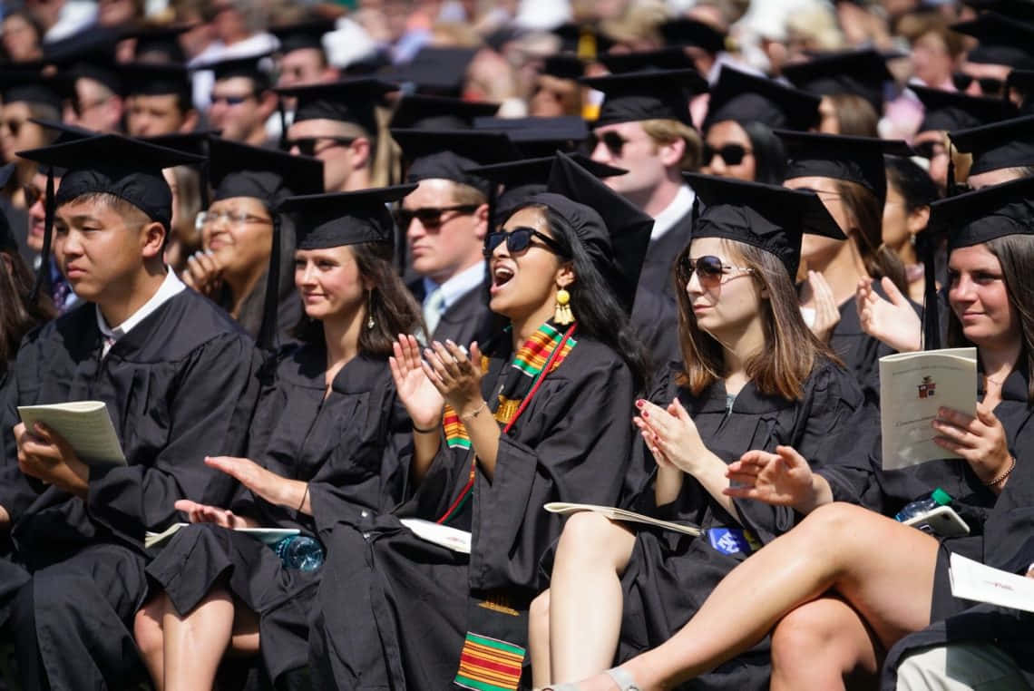 Mujerusando Gafas De Sol En Una Foto De Graduación Universitaria.