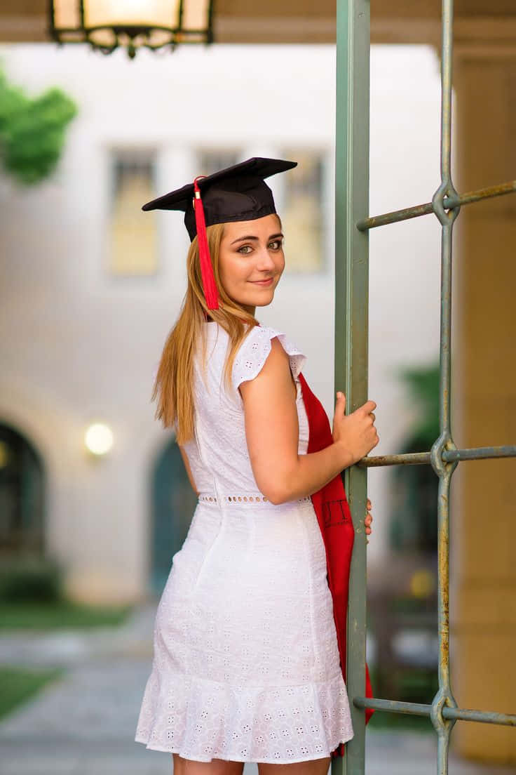 Kvinde iført hvid kjole college eksamen billede