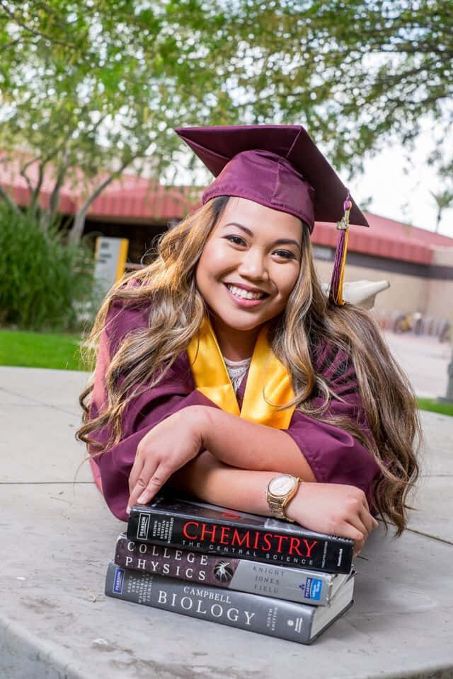 Kvinde, der læner sig på bøger, College Graduation Picture Wallpaper