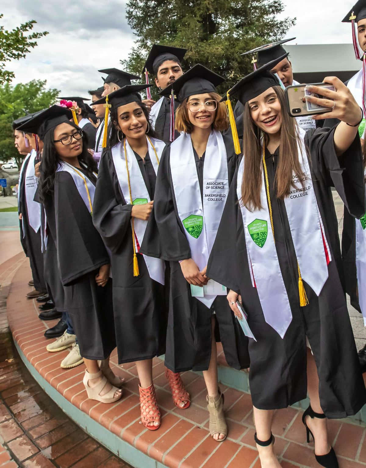 Studerende med hvid slør college graduation billede